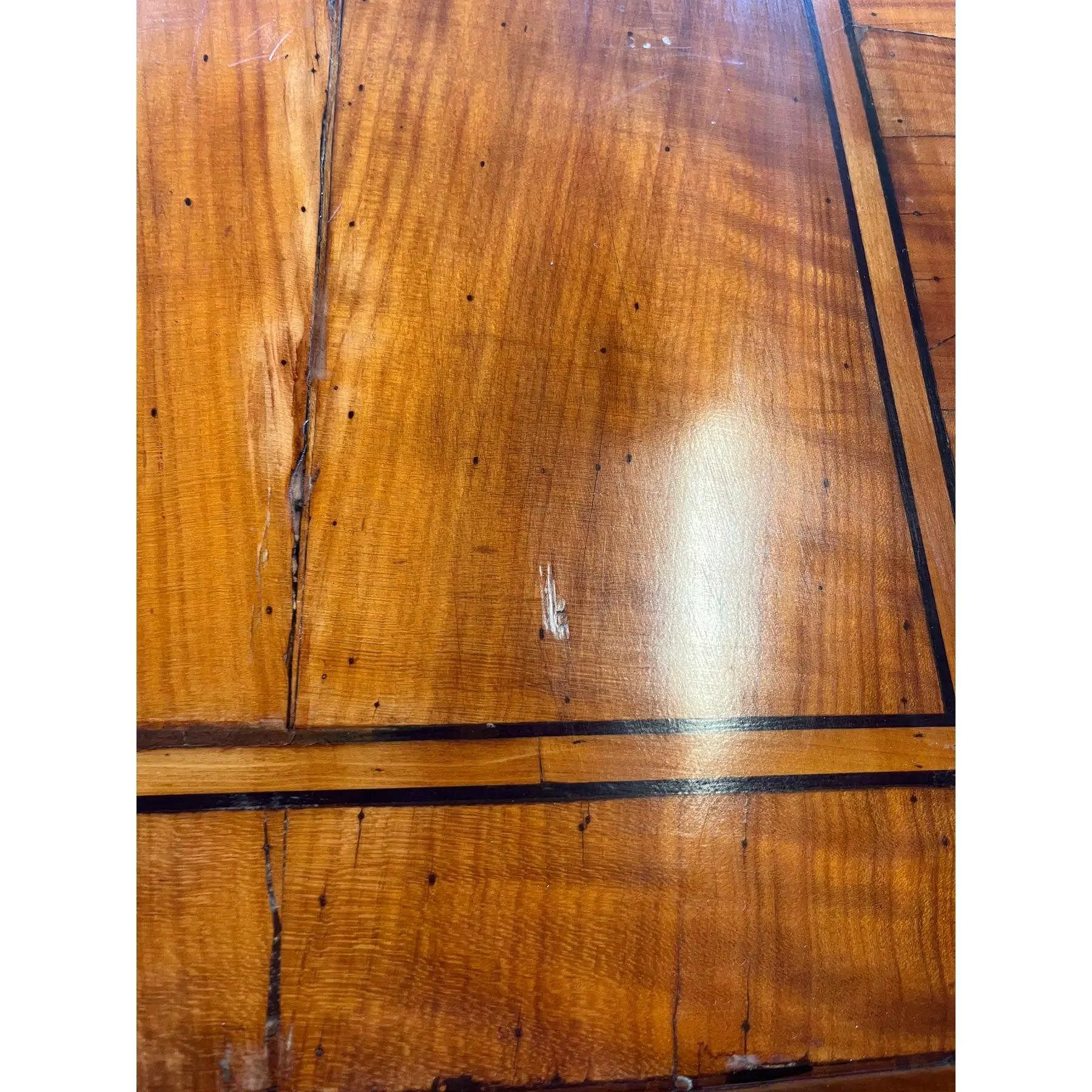 Cómoda neoclásica italiana de cerezo del siglo XVIII con incrustaciones Madera satinada en venta