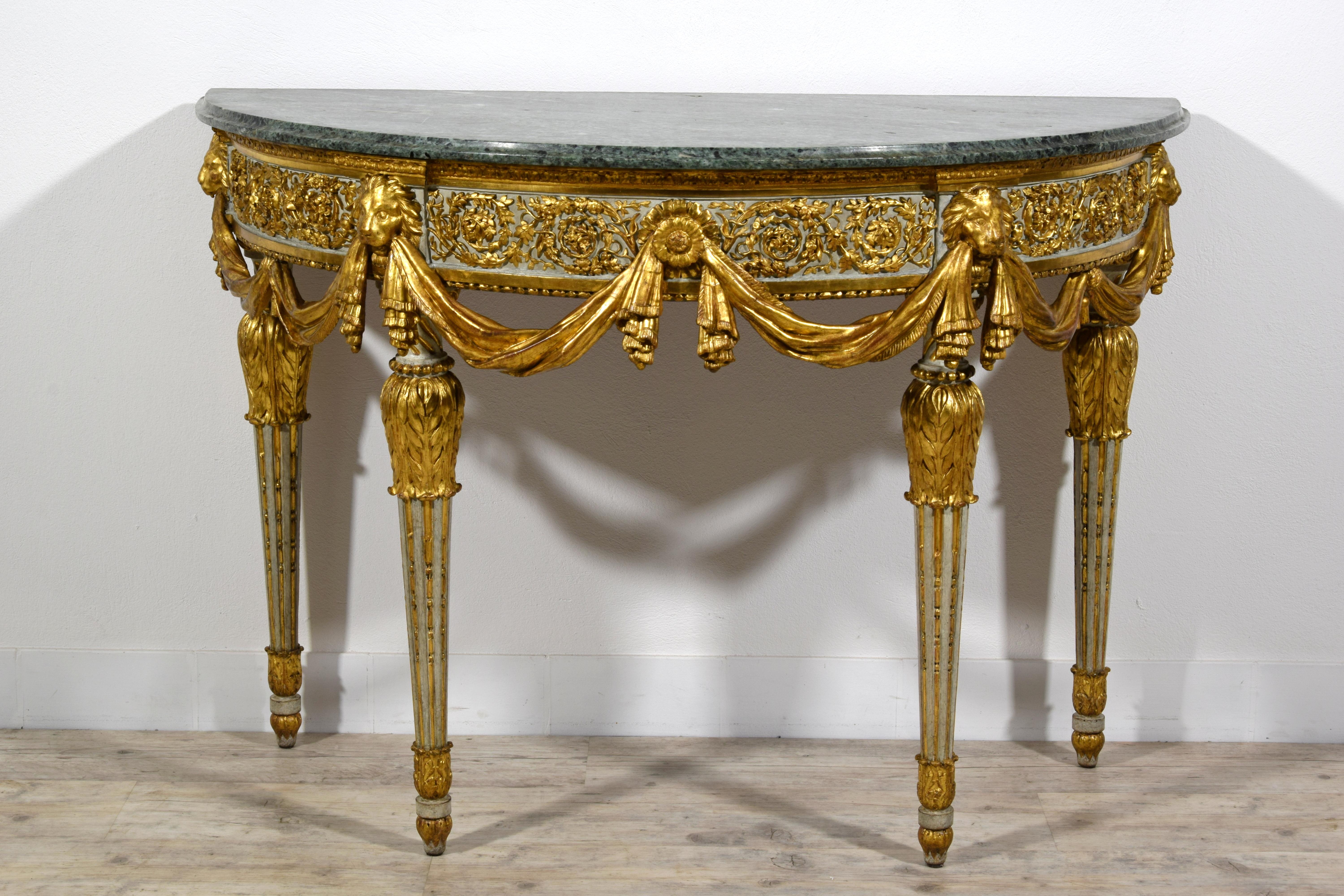 18. Jahrhundert, Italienische neoklassizistische Demi-lune Holzkonsole, Francesco Bolgiè zugeschrieben
Diese feine und raffinierte neoklassizistische Konsole wurde in der neoklassizistischen Ära in Turin, Italien, gegen Ende des achtzehnten