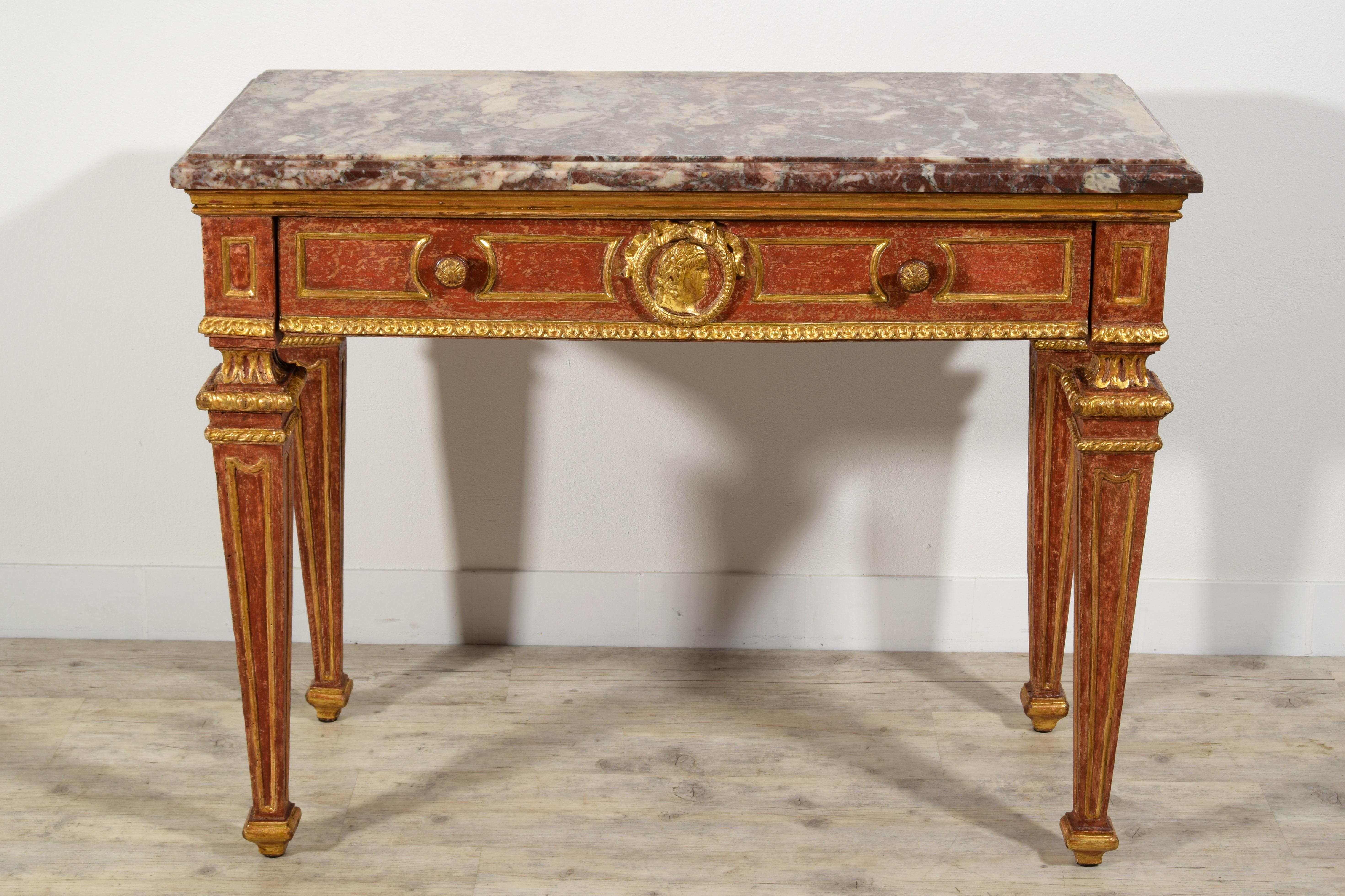 Italienisches neoklassizistisches vergoldetes und rot lackiertes Holz mit Marmorplatte aus dem 18. Jahrhundert im Angebot 8