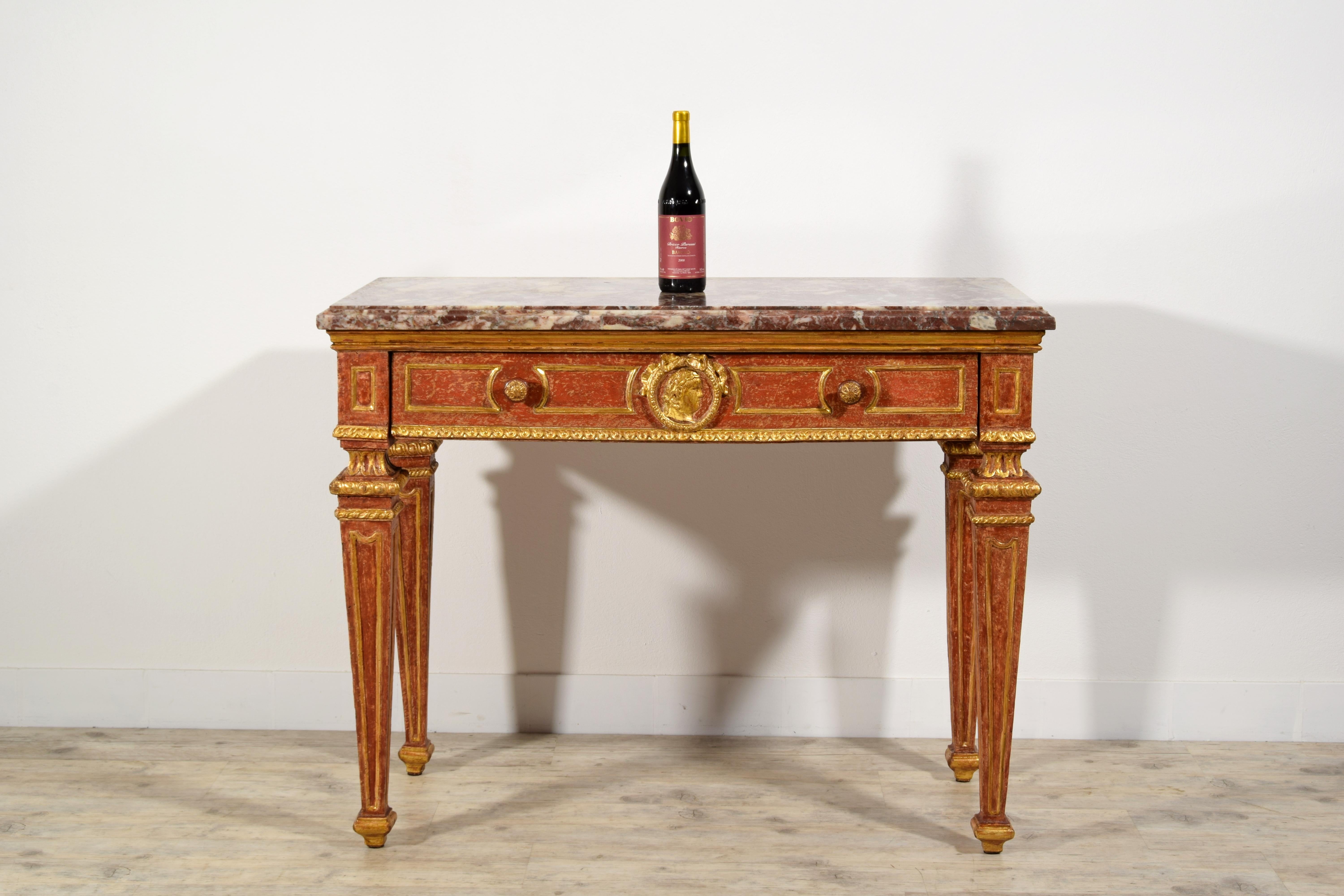 XVIIIe siècle, néoclassique italien Bois laqué rouge et doré avec plateau en marbre en vente 1