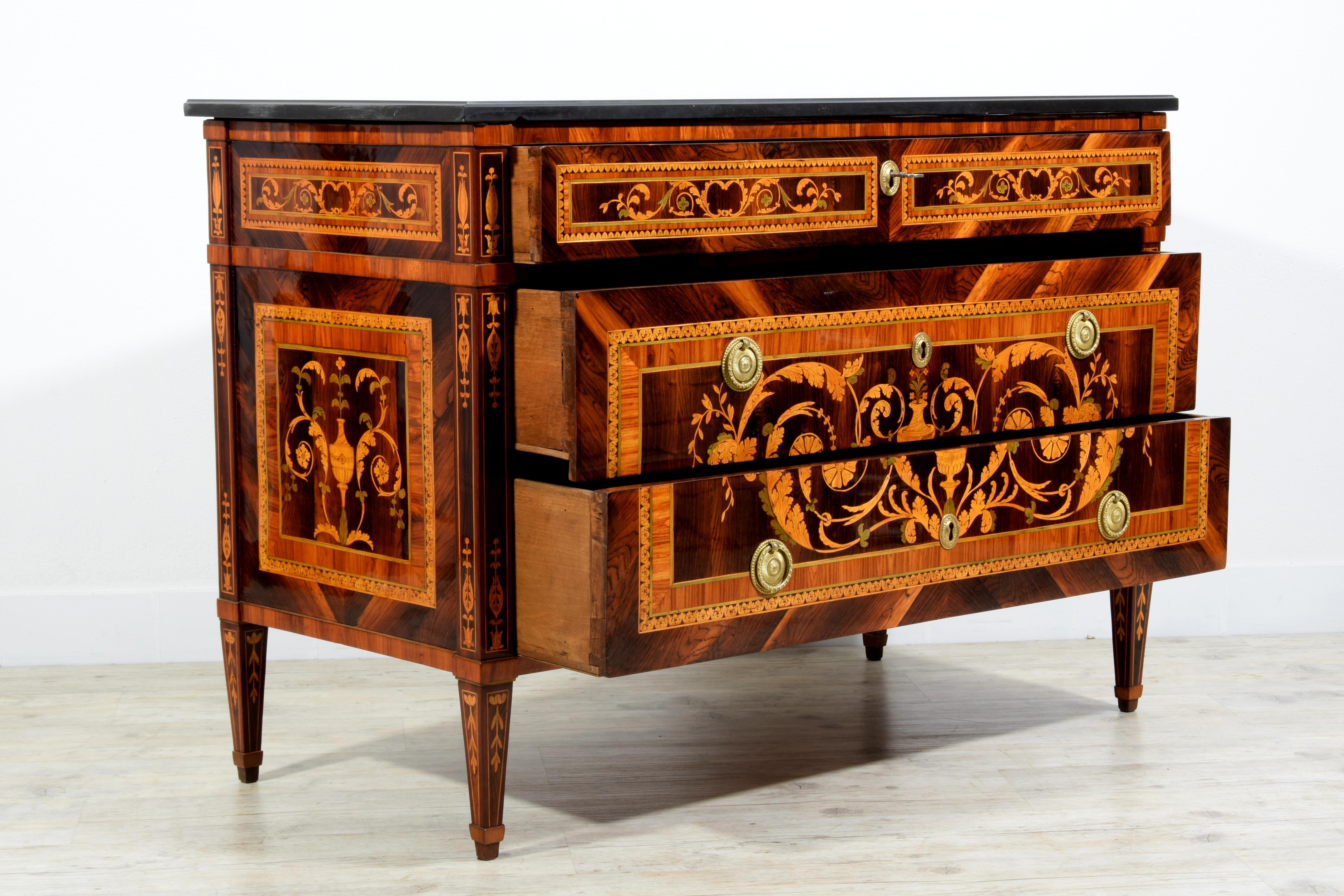 Commode néoclassique italienne du 18ème siècle avec marqueterie en marbre en vente 4