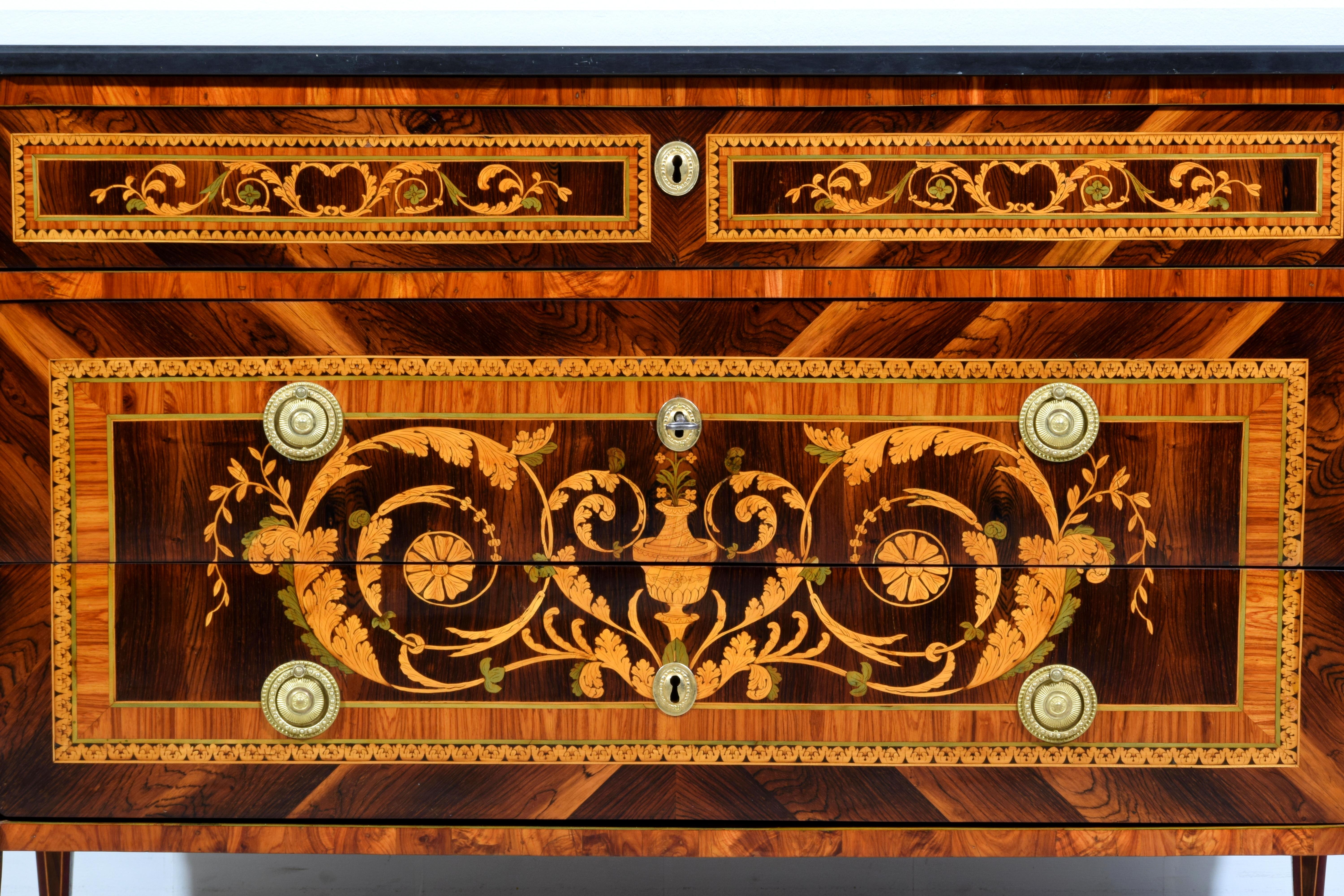Commode néoclassique italienne du 18ème siècle avec marqueterie en marbre en vente 6