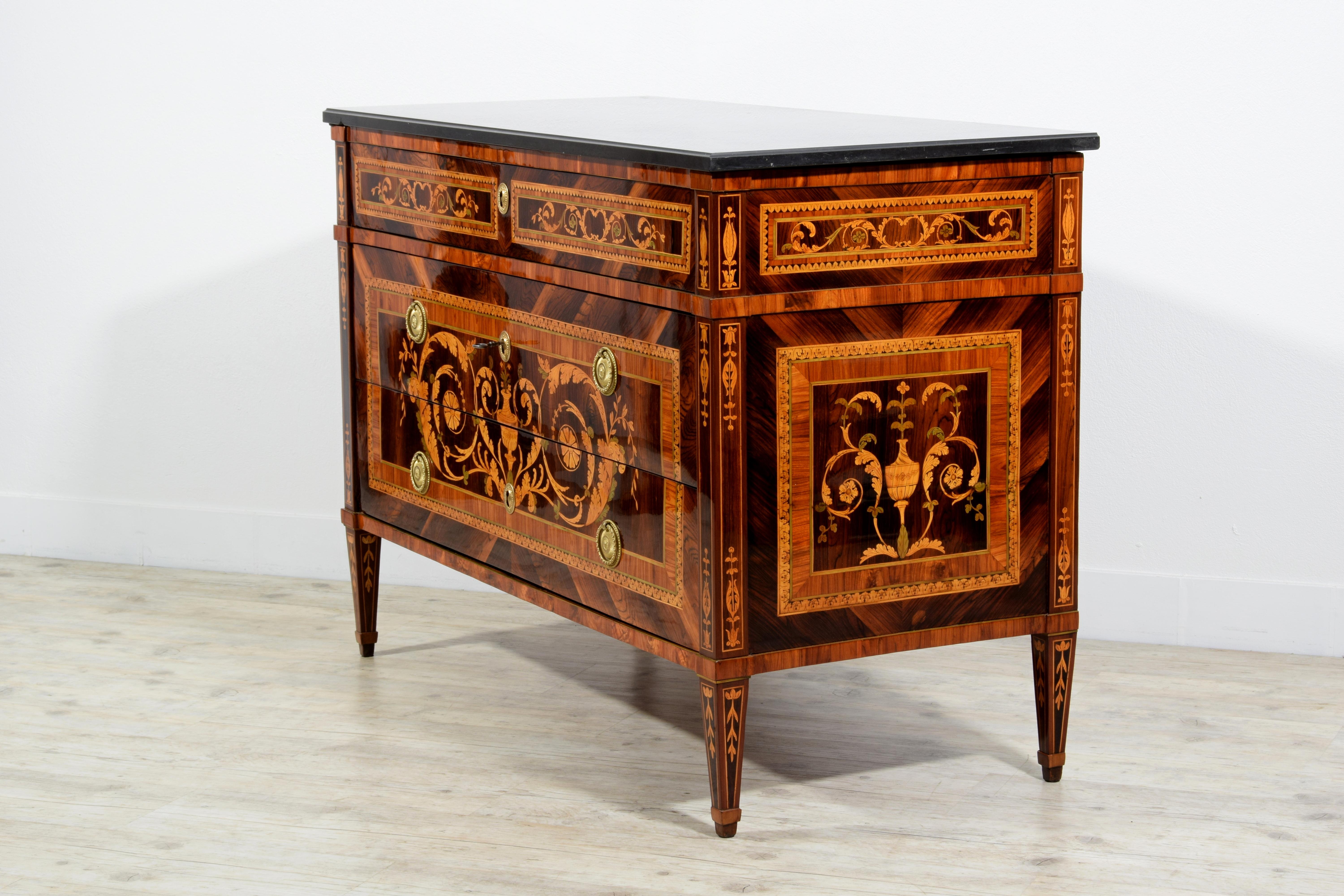 Commode néoclassique italienne du 18ème siècle avec marqueterie en marbre en vente 11