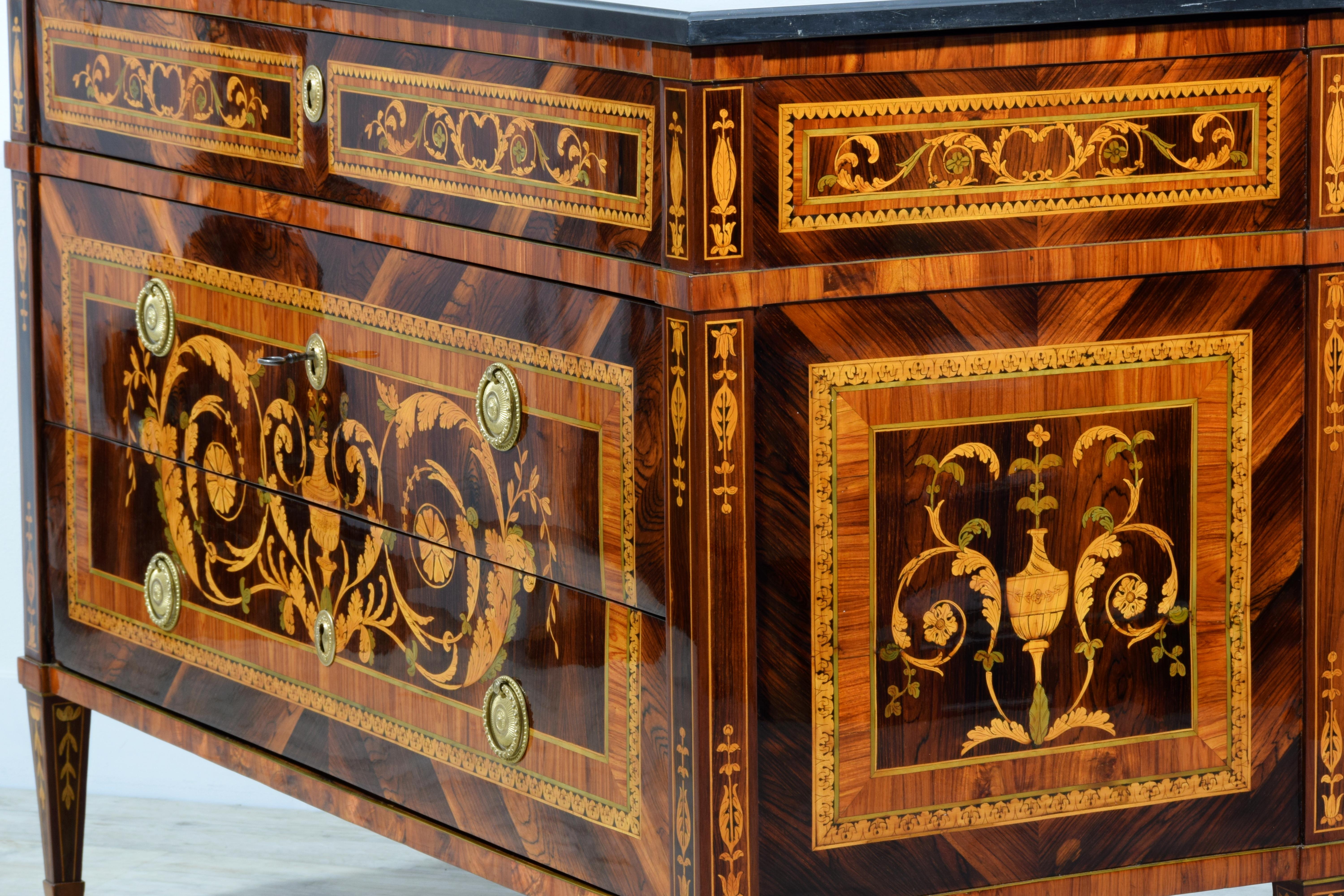 Commode néoclassique italienne du 18ème siècle avec marqueterie en marbre en vente 12