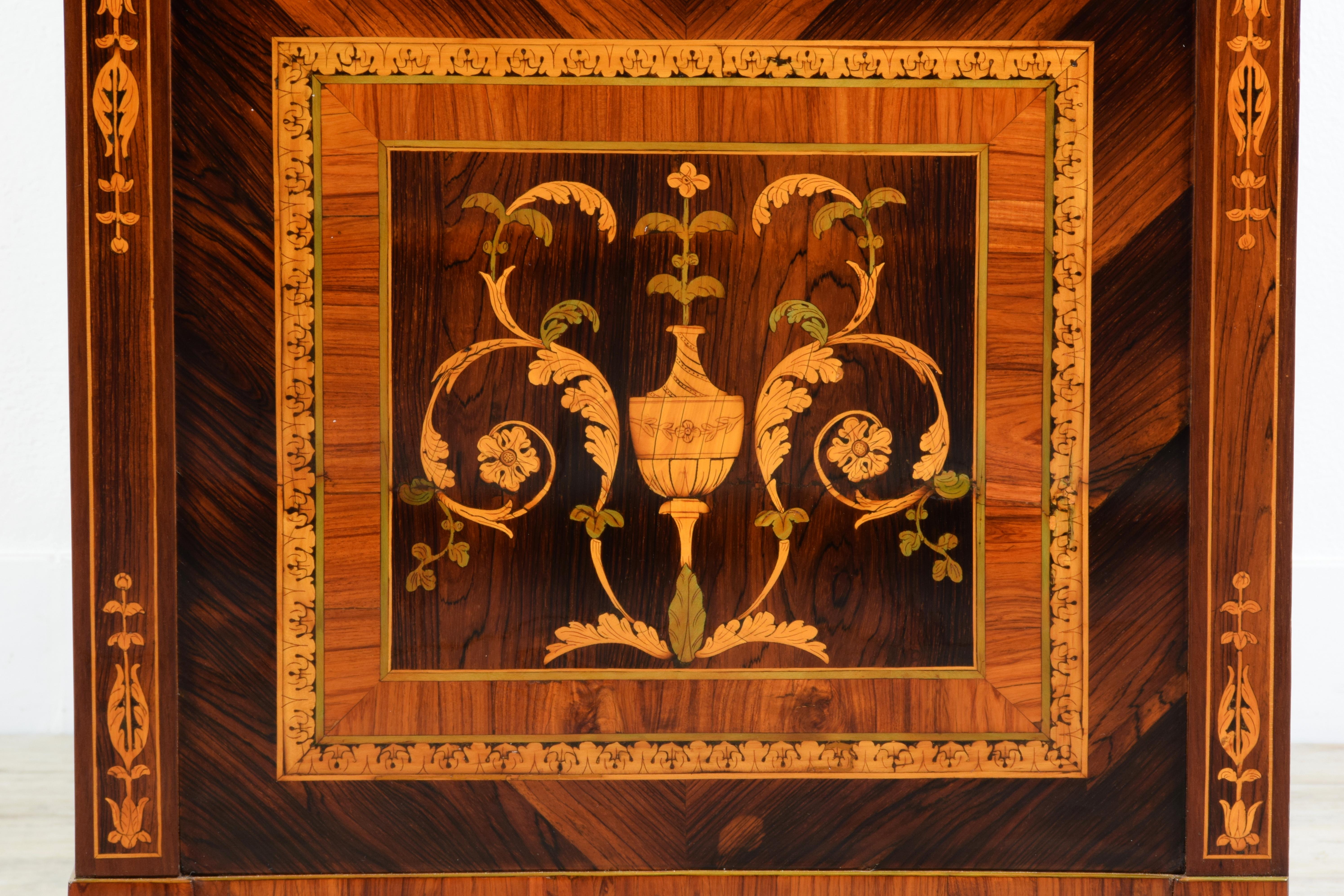 Commode néoclassique italienne du 18ème siècle avec marqueterie en marbre en vente 13