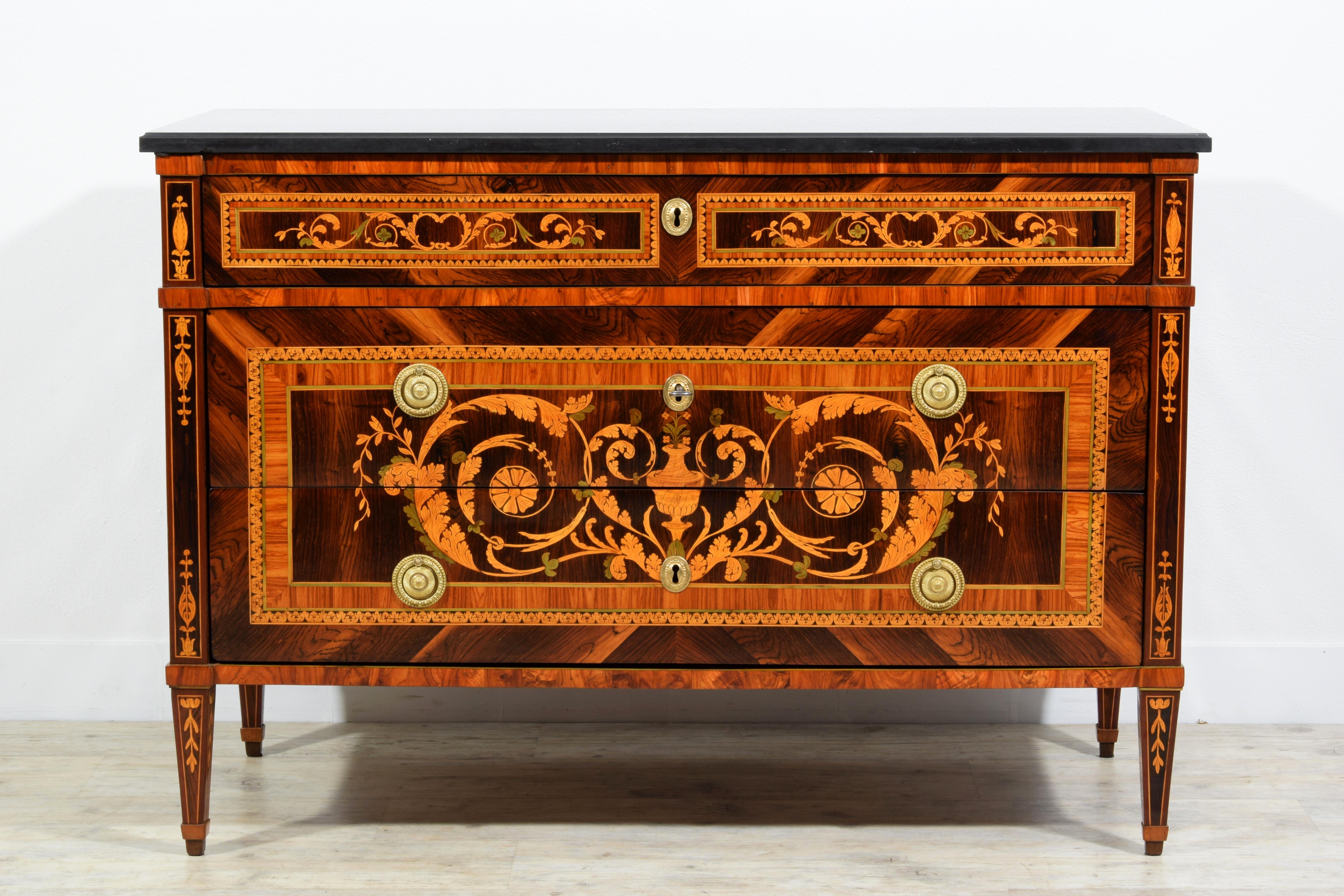 XVIIIe siècle, Commode en marqueterie néoclassique italienne avec dessus en marbre 
Cette commode néoclassique raffinée a été fabriquée en Lombardie, vers la fin du XVIIIe siècle. Le meuble comporte deux grands tiroirs et un tiroir supérieur plus