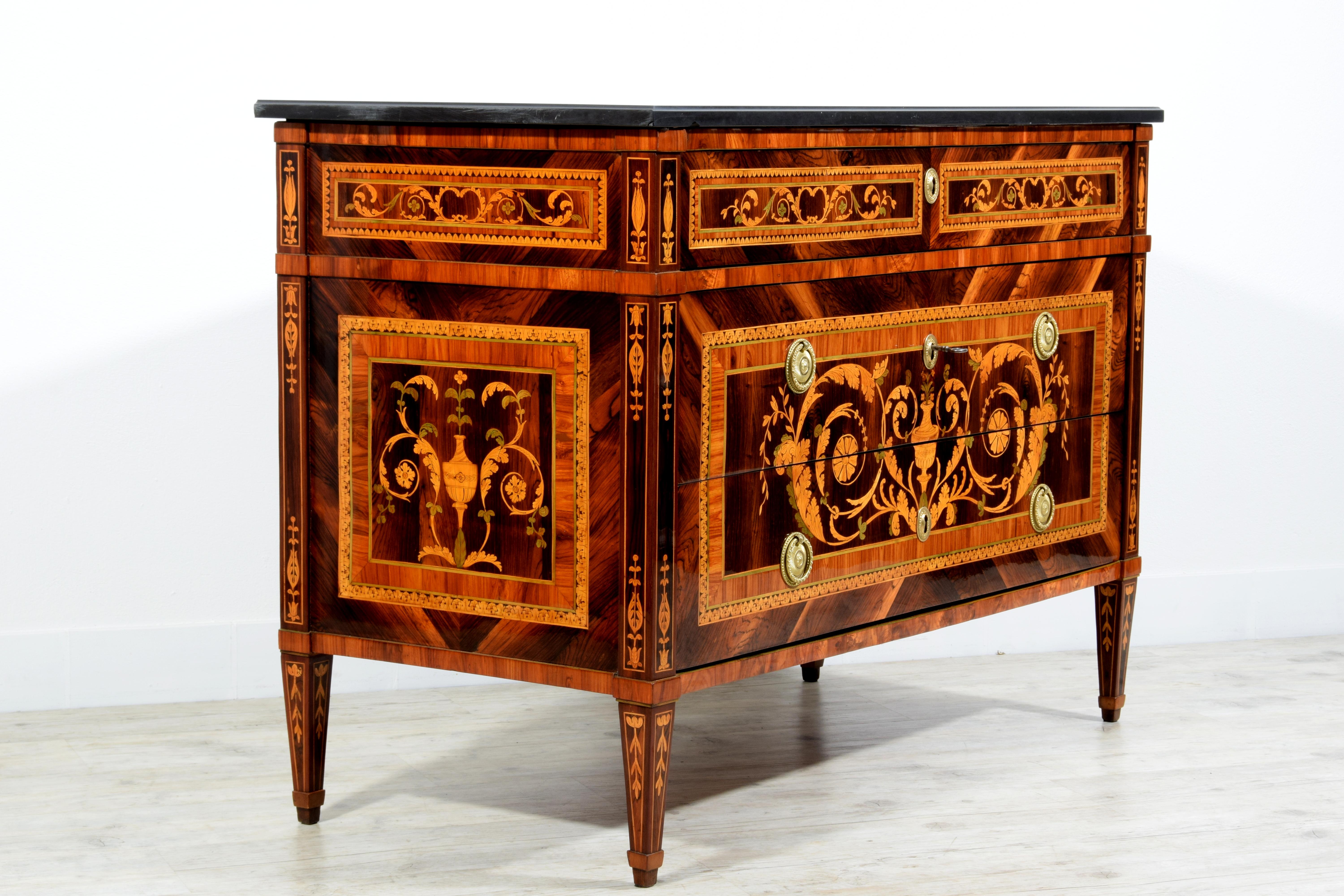 XVIIIe siècle Commode néoclassique italienne du 18ème siècle avec marqueterie en marbre en vente
