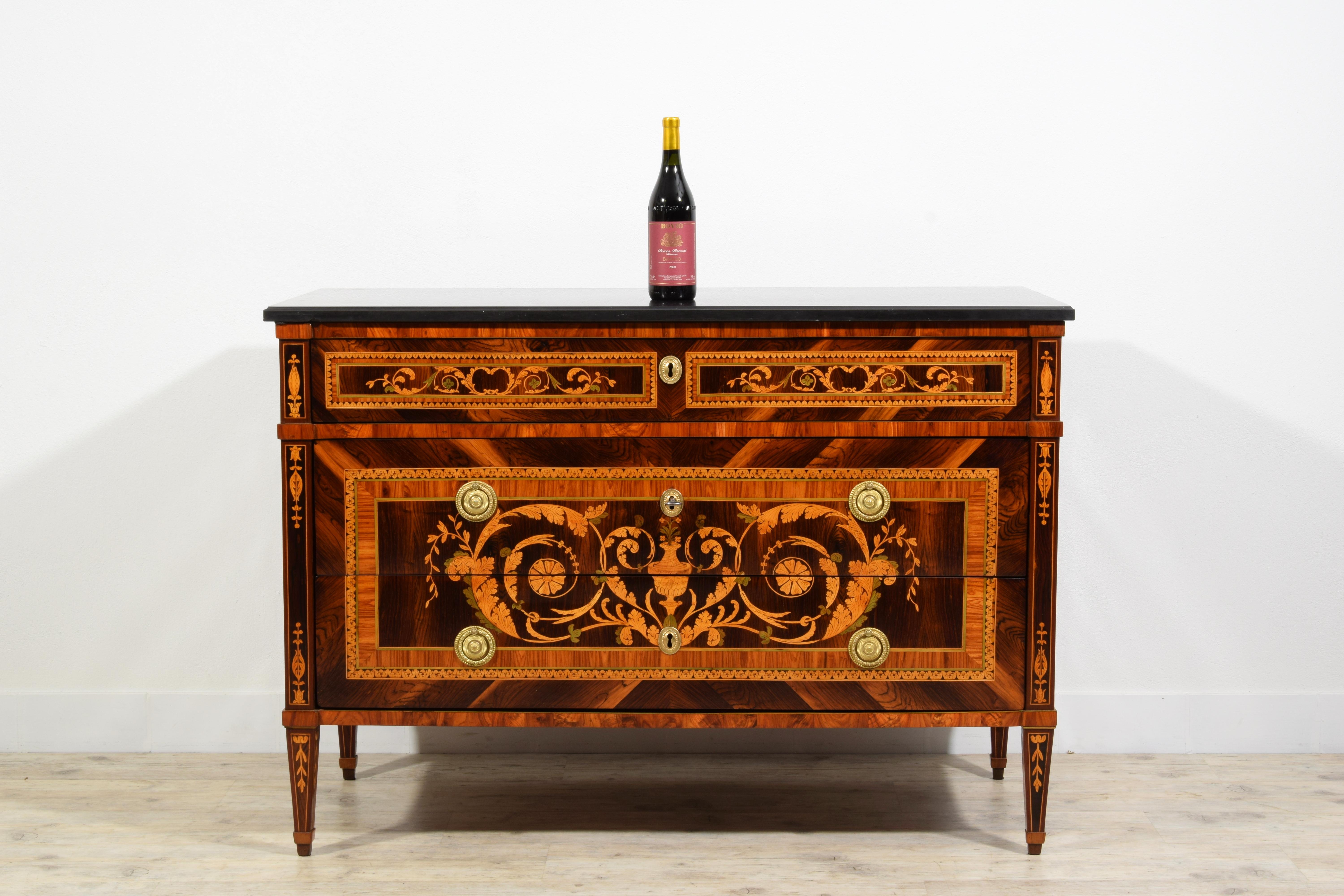 Bois Commode néoclassique italienne du 18ème siècle avec marqueterie en marbre en vente