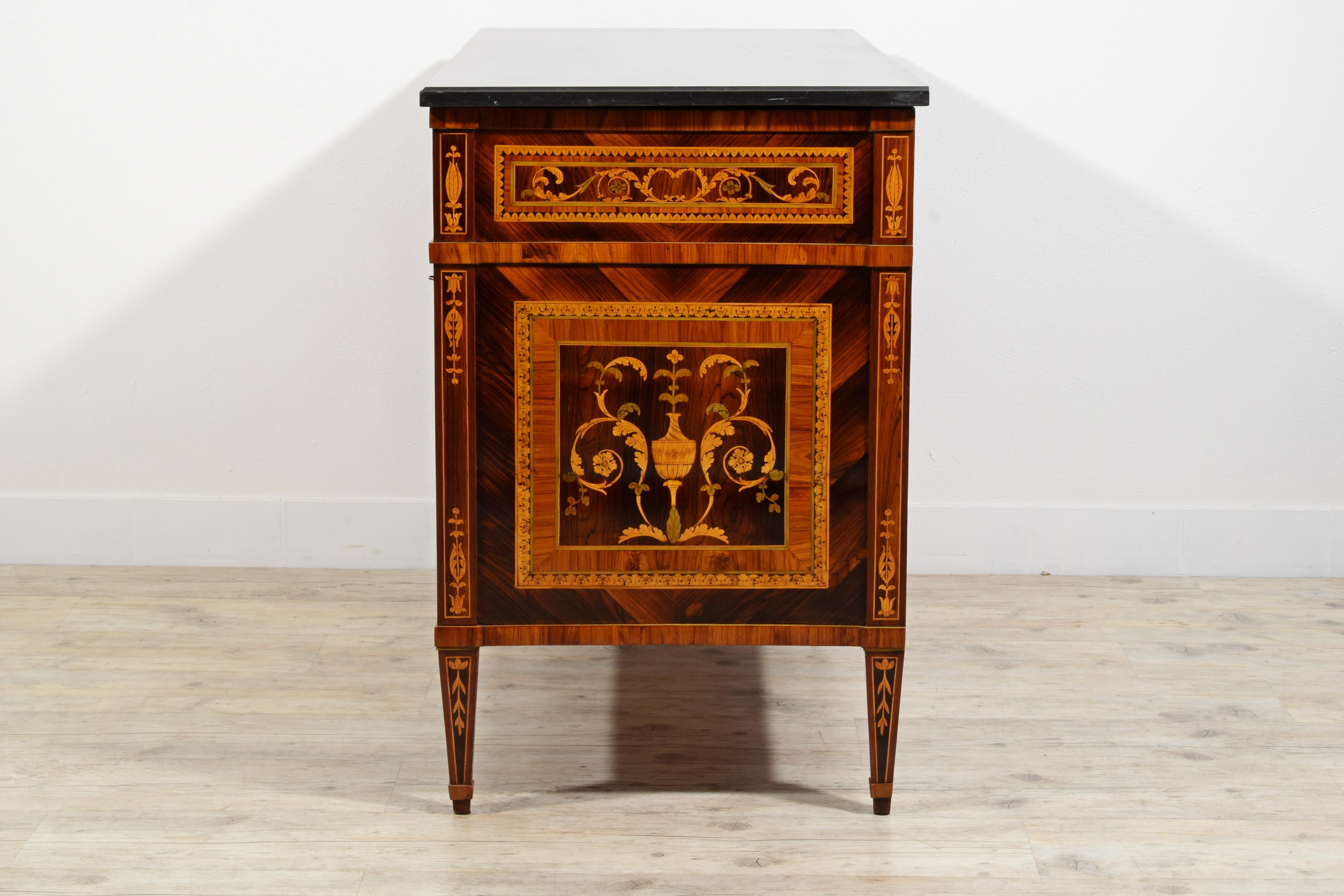 Commode néoclassique italienne du 18ème siècle avec marqueterie en marbre en vente 1