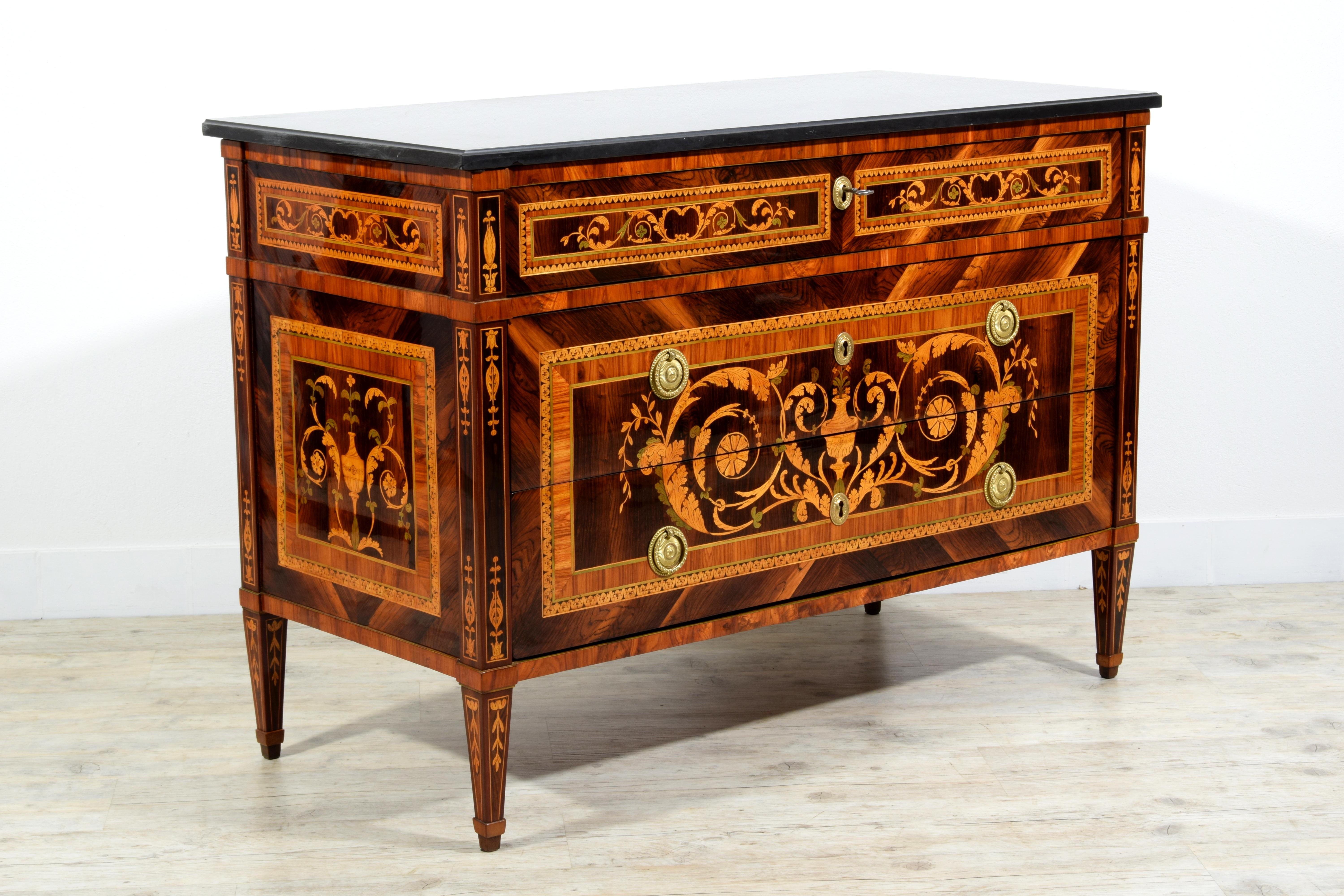 Commode néoclassique italienne du 18ème siècle avec marqueterie en marbre en vente 2
