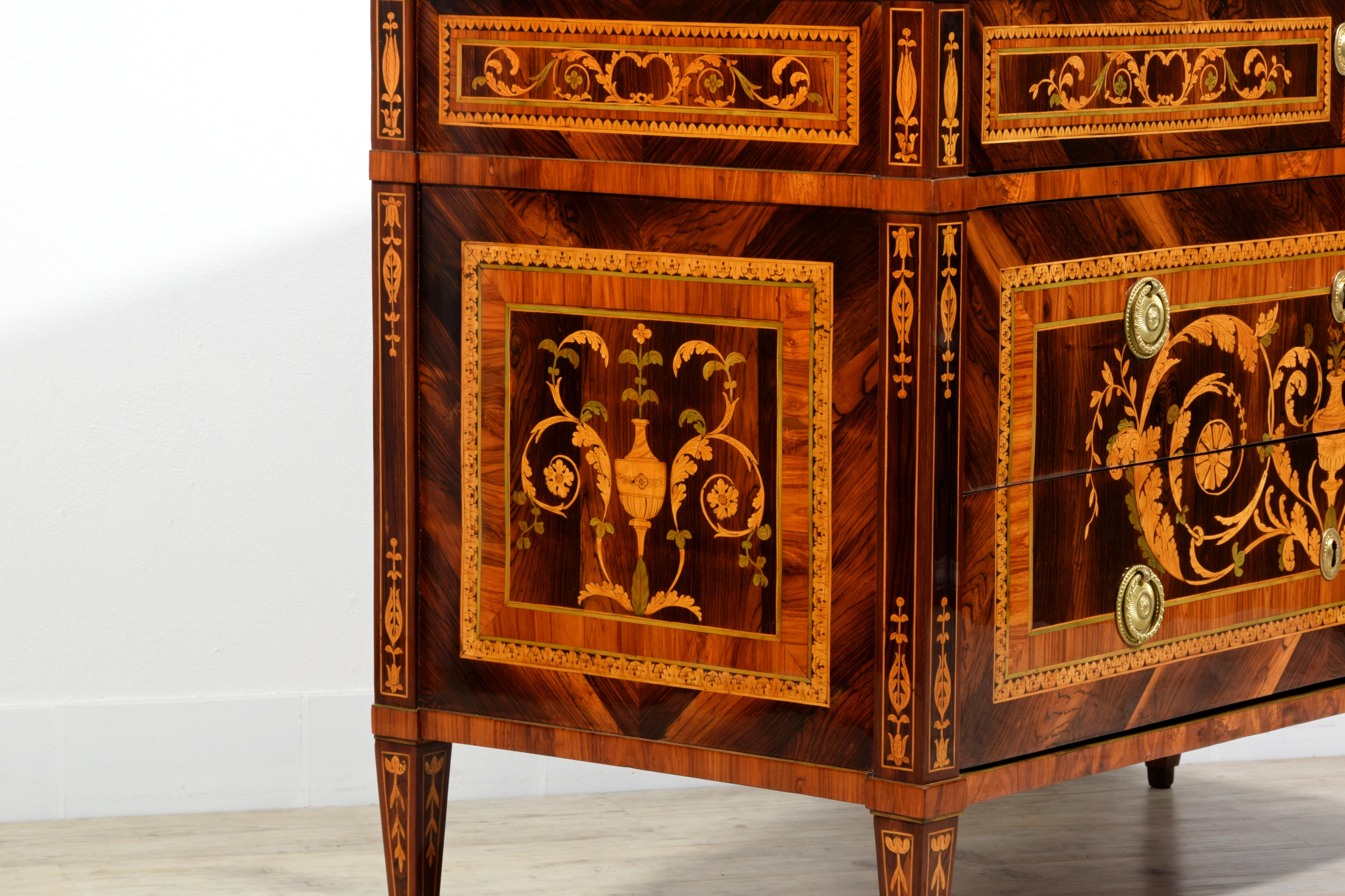 Commode néoclassique italienne du 18ème siècle avec marqueterie en marbre en vente 3