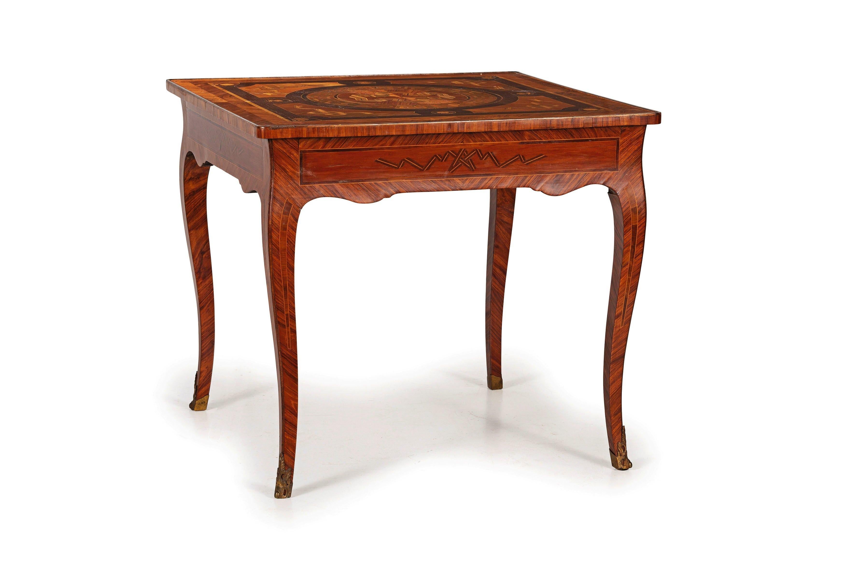xVIIIe siècle, table centrale italienne en bois marqueté.
Ce centre de table raffiné, fini sur les quatre côtés, a été fabriqué en Italie au XVIIIe siècle, en bois plaqué et incrusté de différentes essences de bois, dont le bois de rose, le