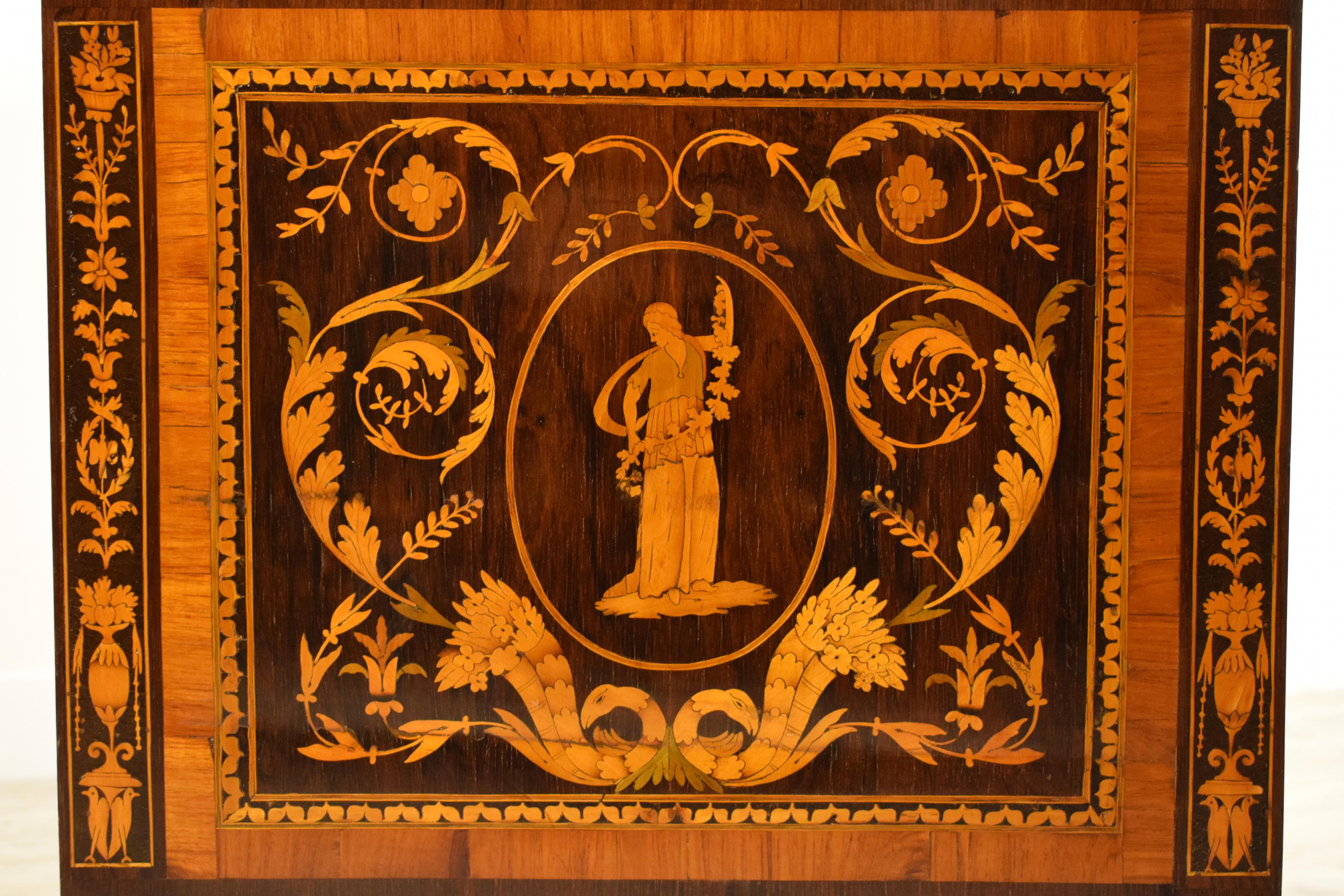 18. Jahrhundert:: Italienische klassizistische Kommode mit Intarsien:: Marmorplatte im Angebot 7