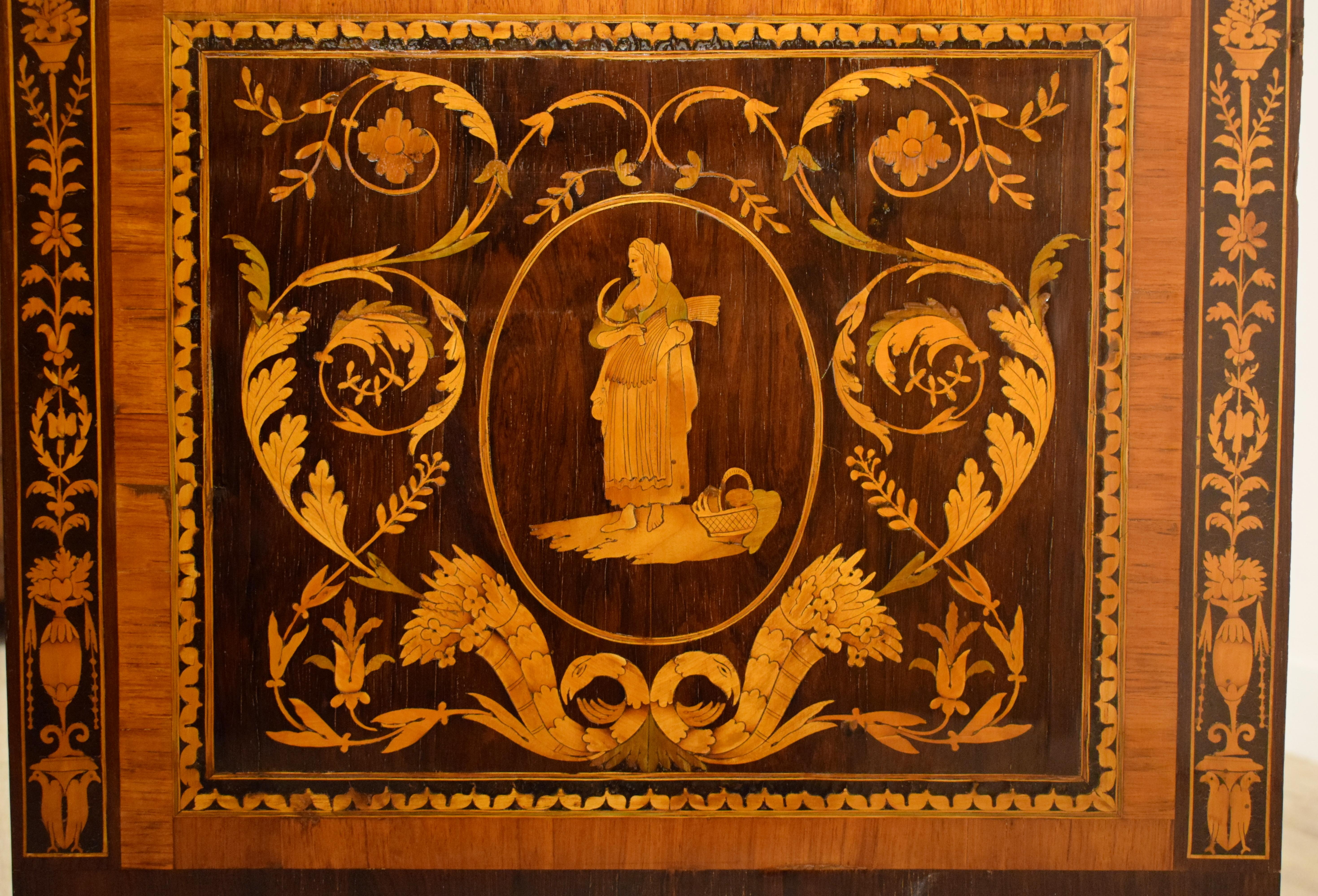 18. Jahrhundert:: Italienische klassizistische Kommode mit Intarsien:: Marmorplatte im Angebot 8