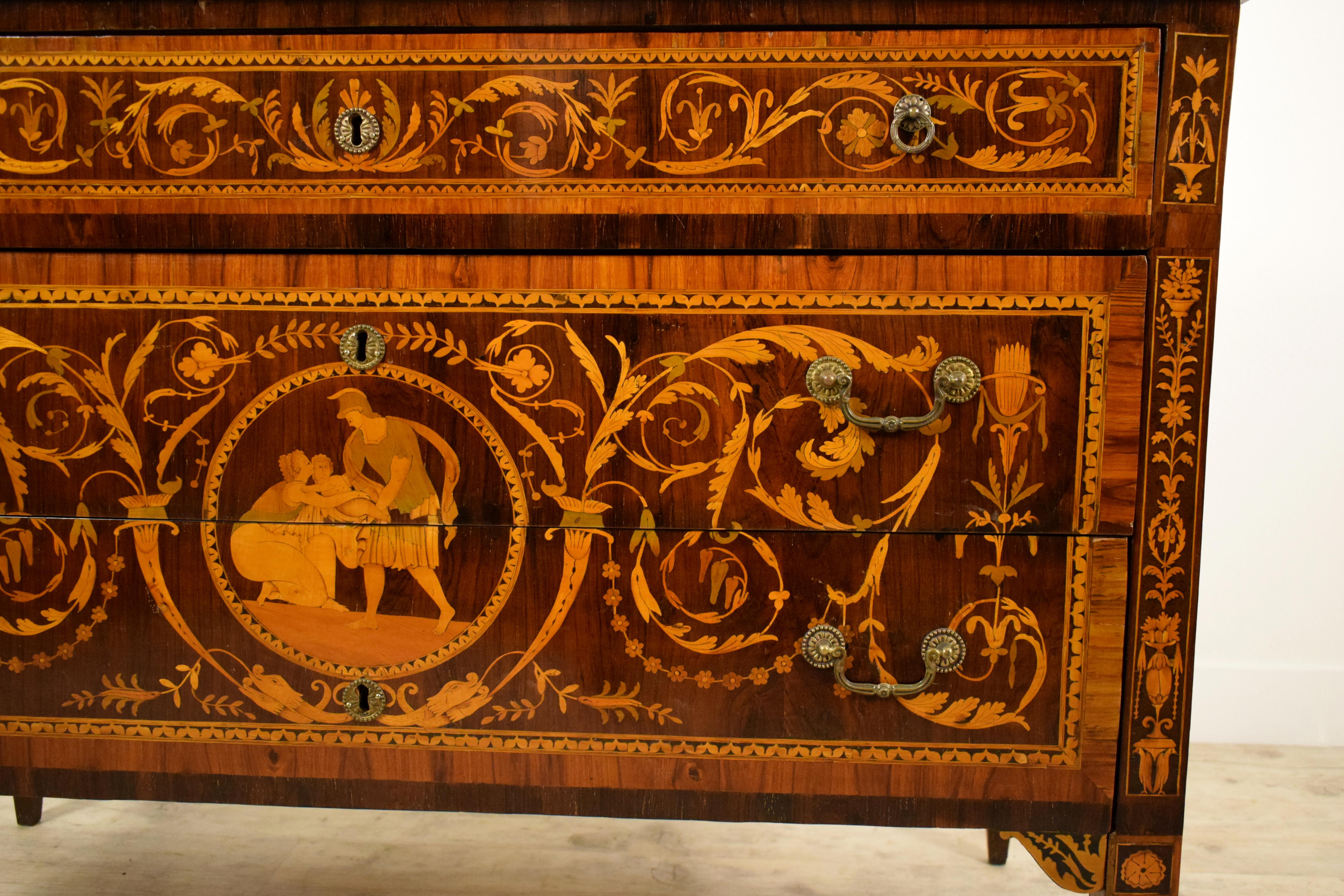 Cassettone intarsiato neoclassico italiano del XVIII secolo, piano in marmo in vendita 3
