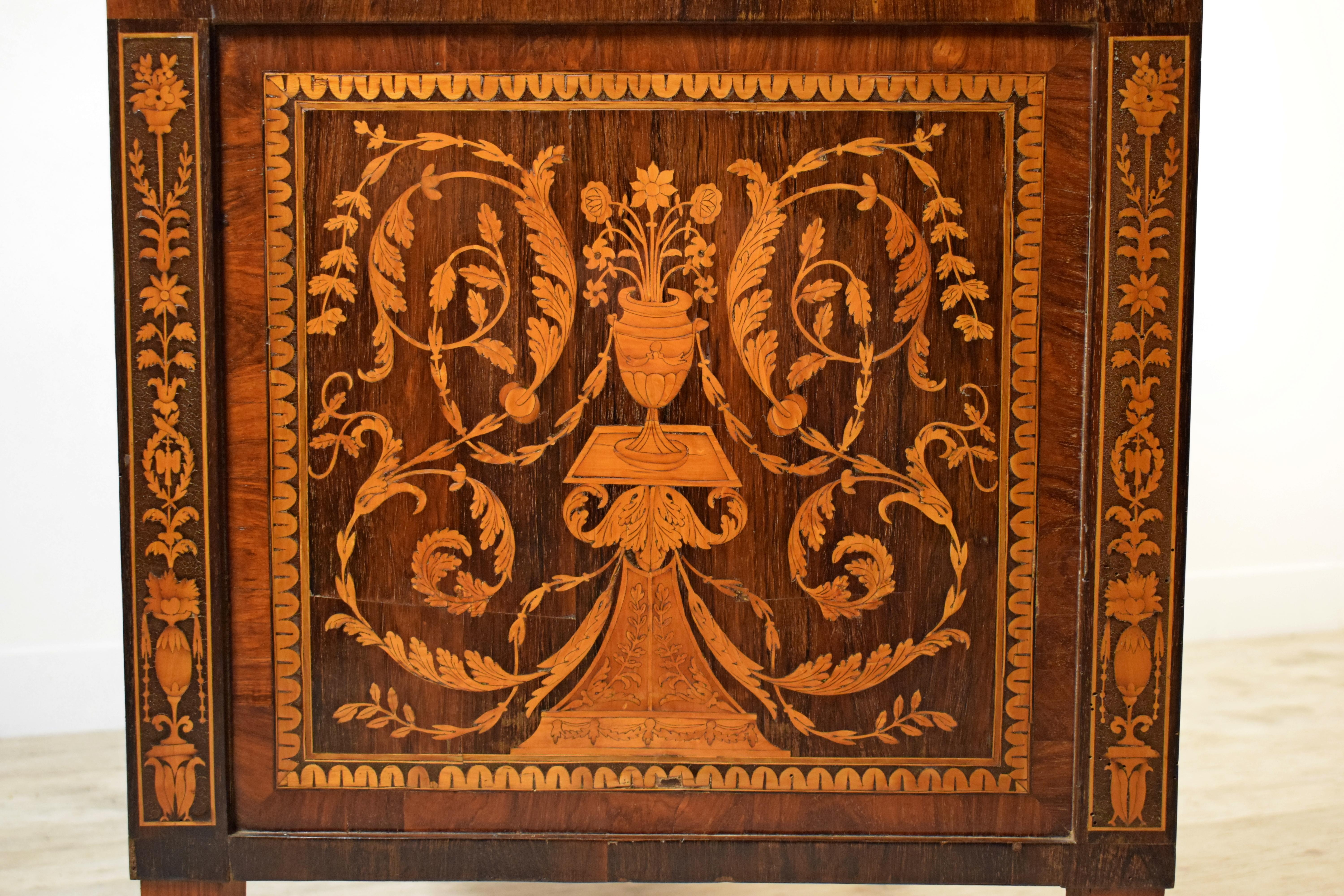 Cassettiera in legno intarsiato neoclassico italiano del XVIII secolo in vendita 10