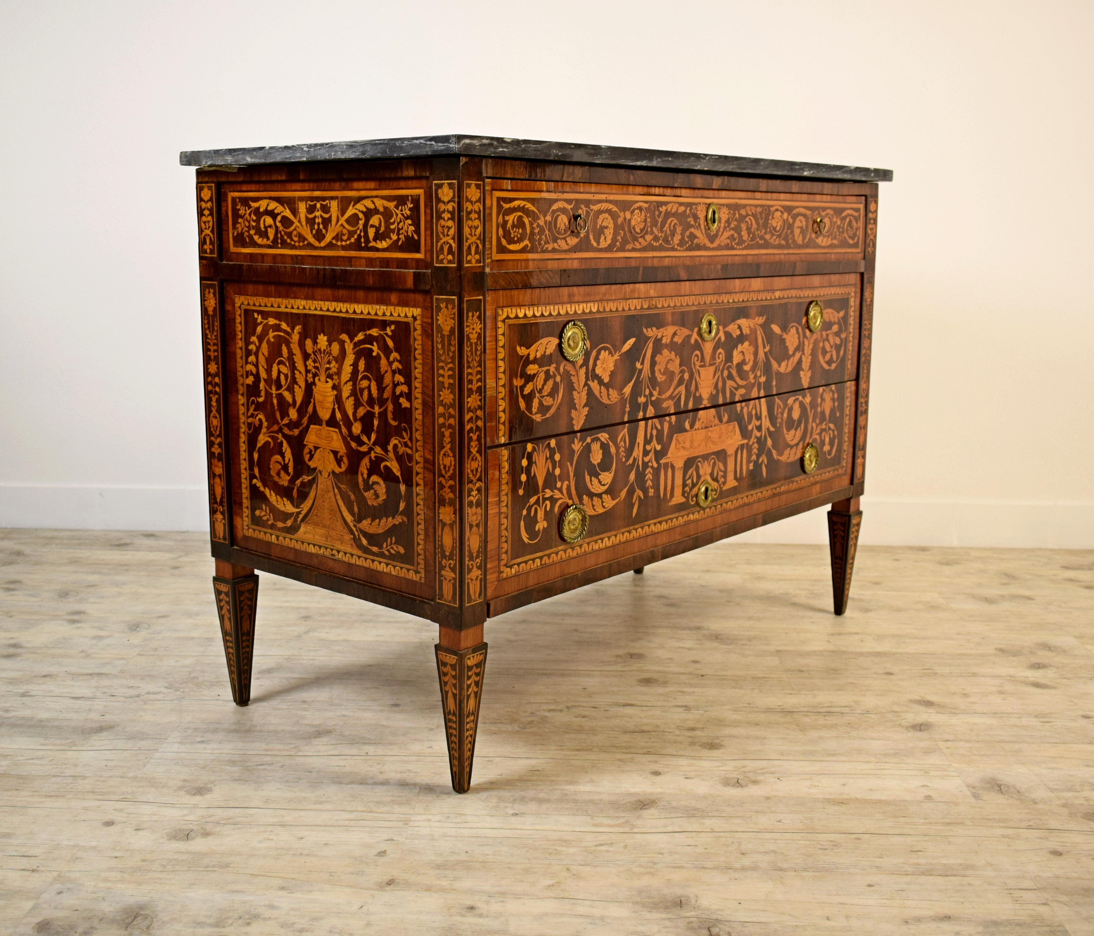 18th century, Italian neoclassical inlaid wood chest of drawers

This refined neoclassical chest of drawers was done around the end of the 18th century in Genoa (Italy). The cabinet has two large drawers and a smaller upper pull-bar. Between the