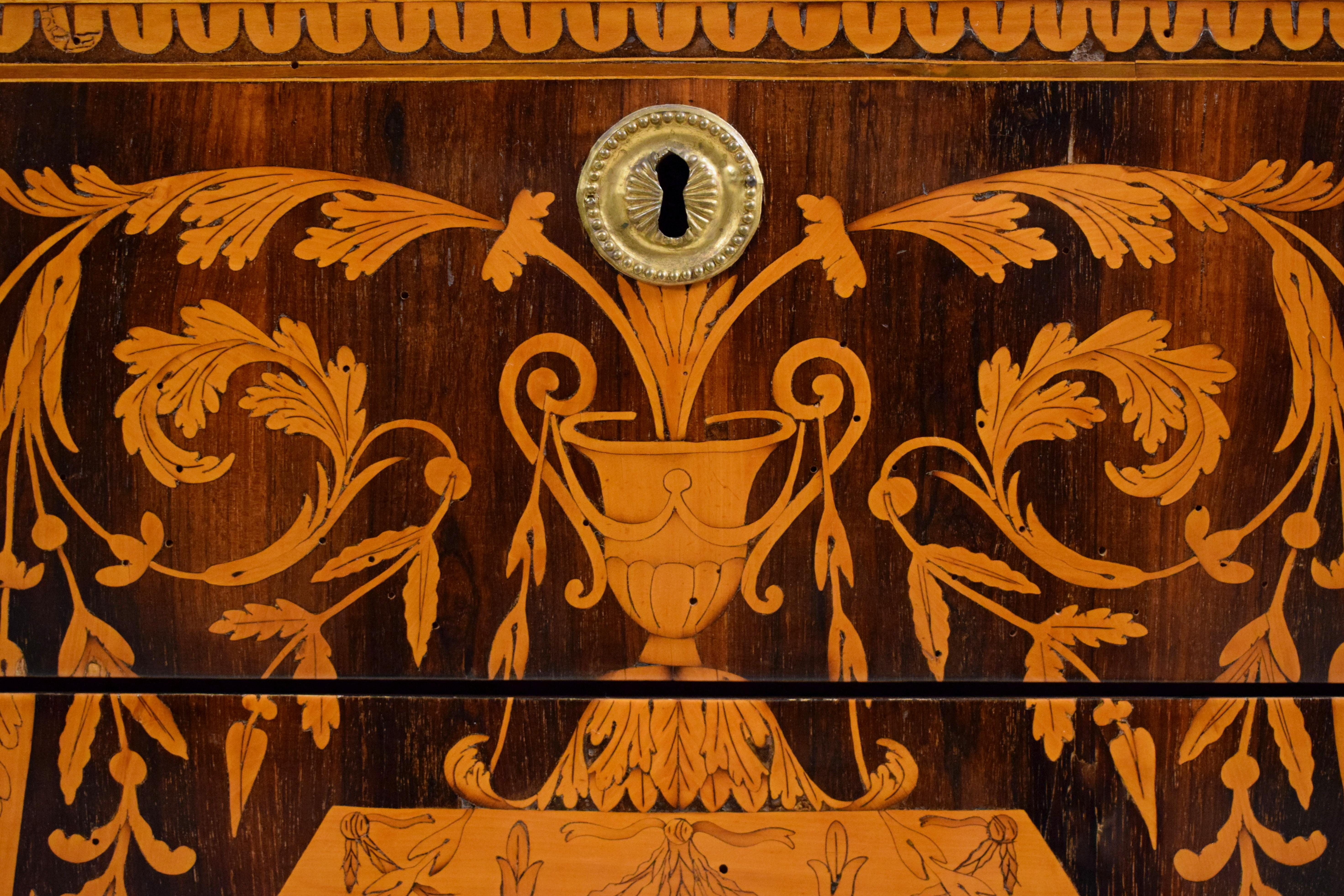 Italienische neoklassizistische Kommode aus Holz mit Intarsien aus dem 18. Jahrhundert im Angebot 4