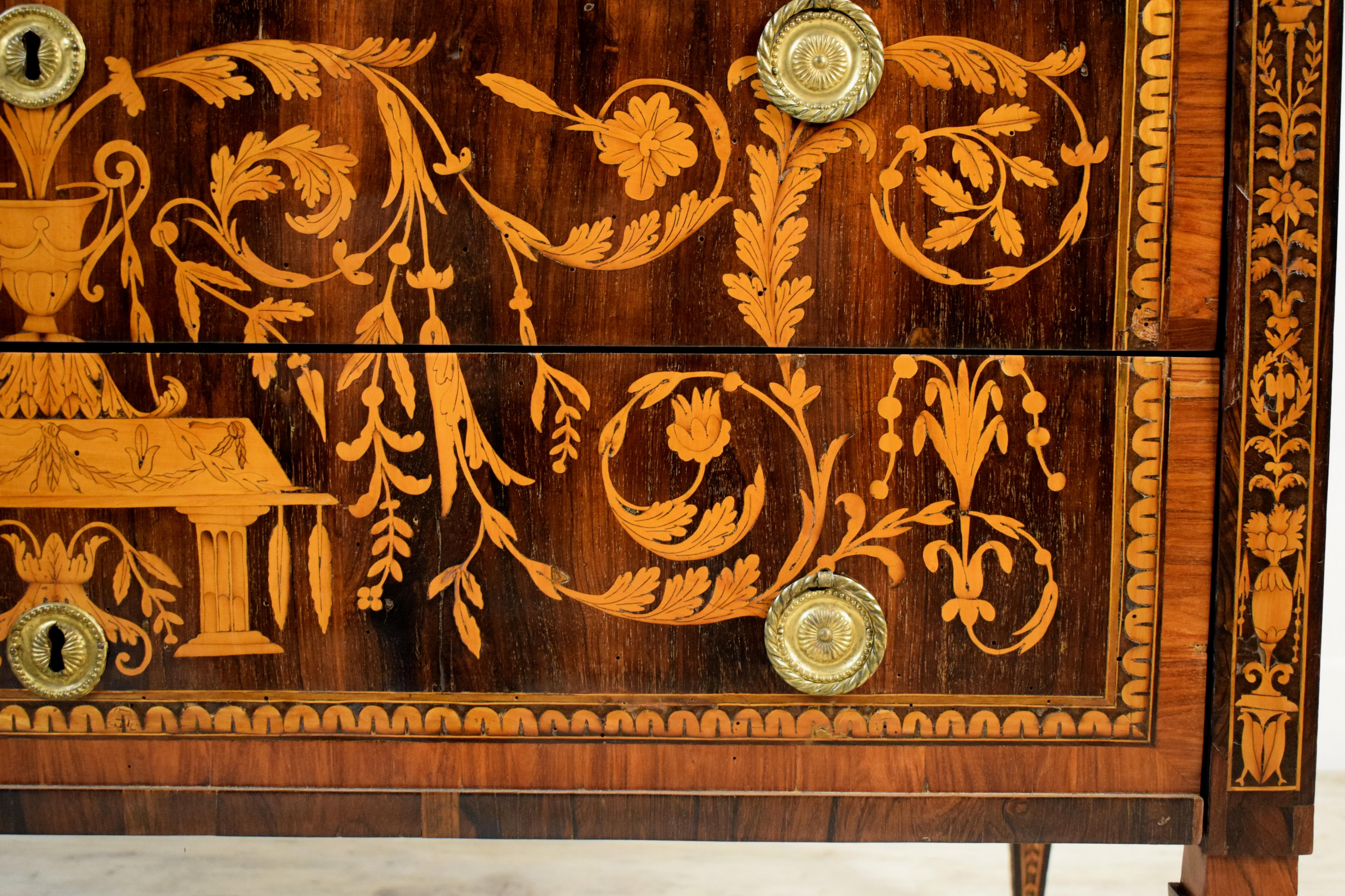 Italienische neoklassizistische Kommode aus Holz mit Intarsien aus dem 18. Jahrhundert im Angebot 5