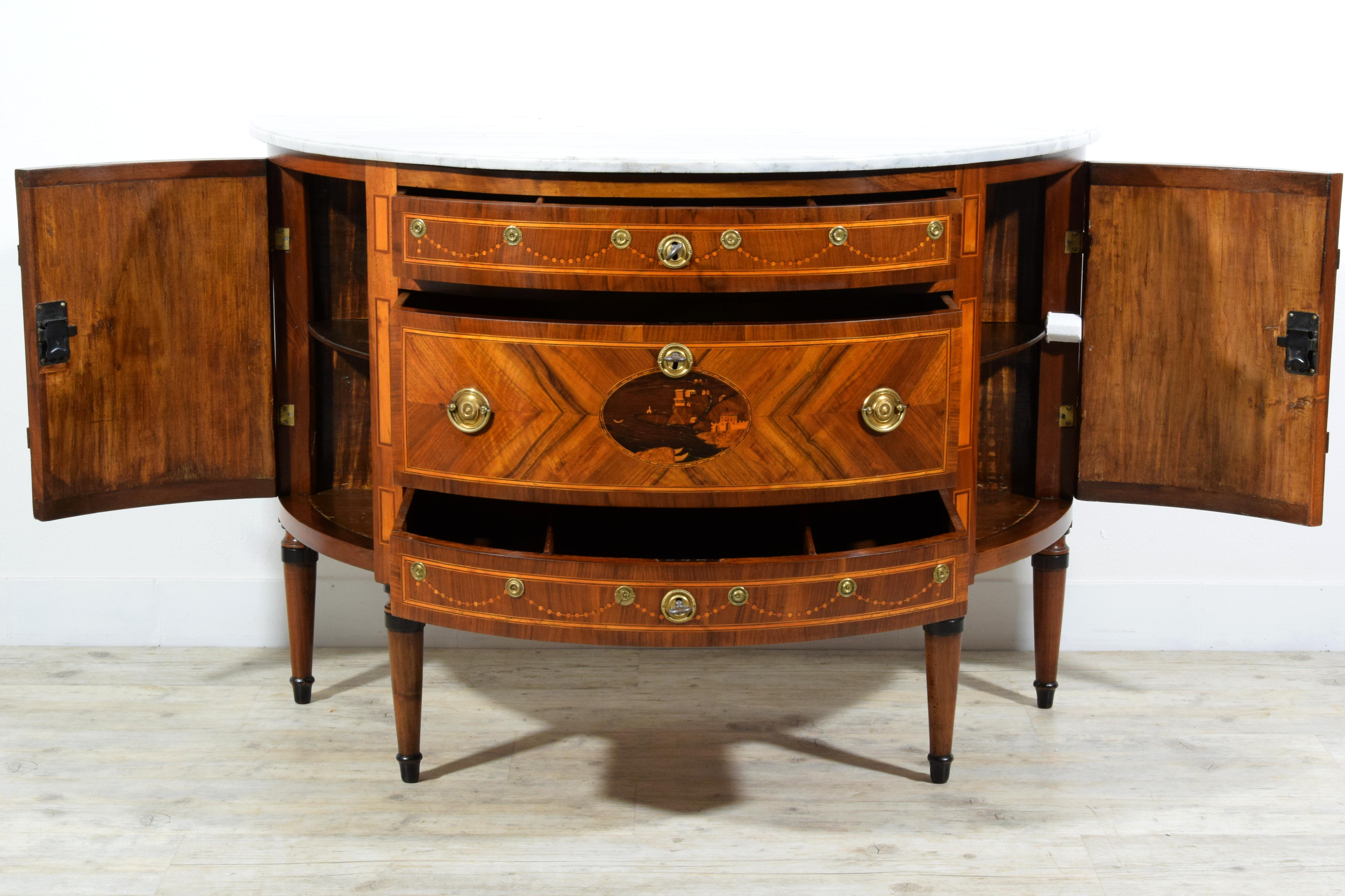 Commode Demi Lune italienne incrustée néoclassique du 18ème siècle en vente 4