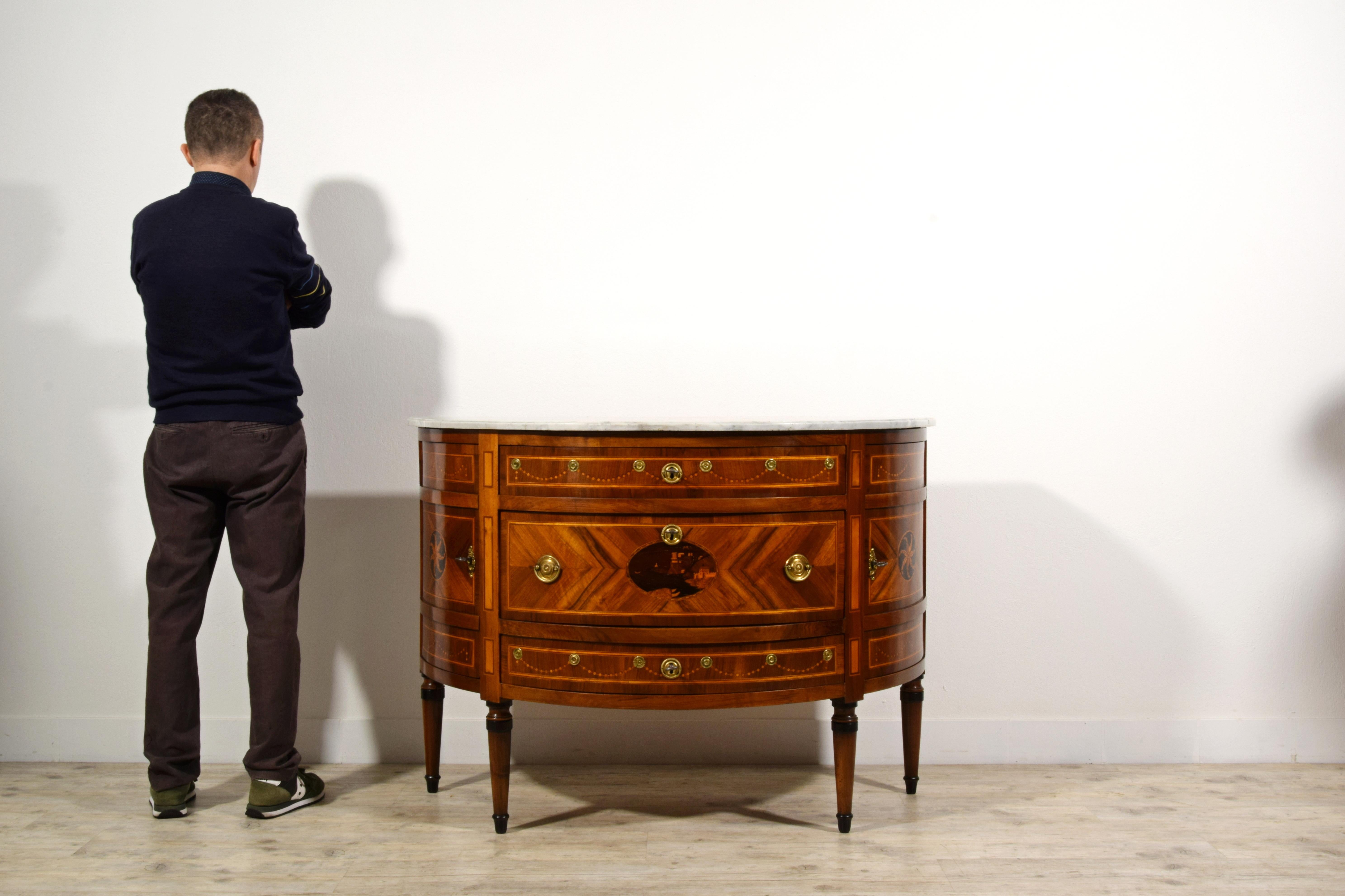 Commode Demi Lune italienne incrustée néoclassique du 18ème siècle en vente 5