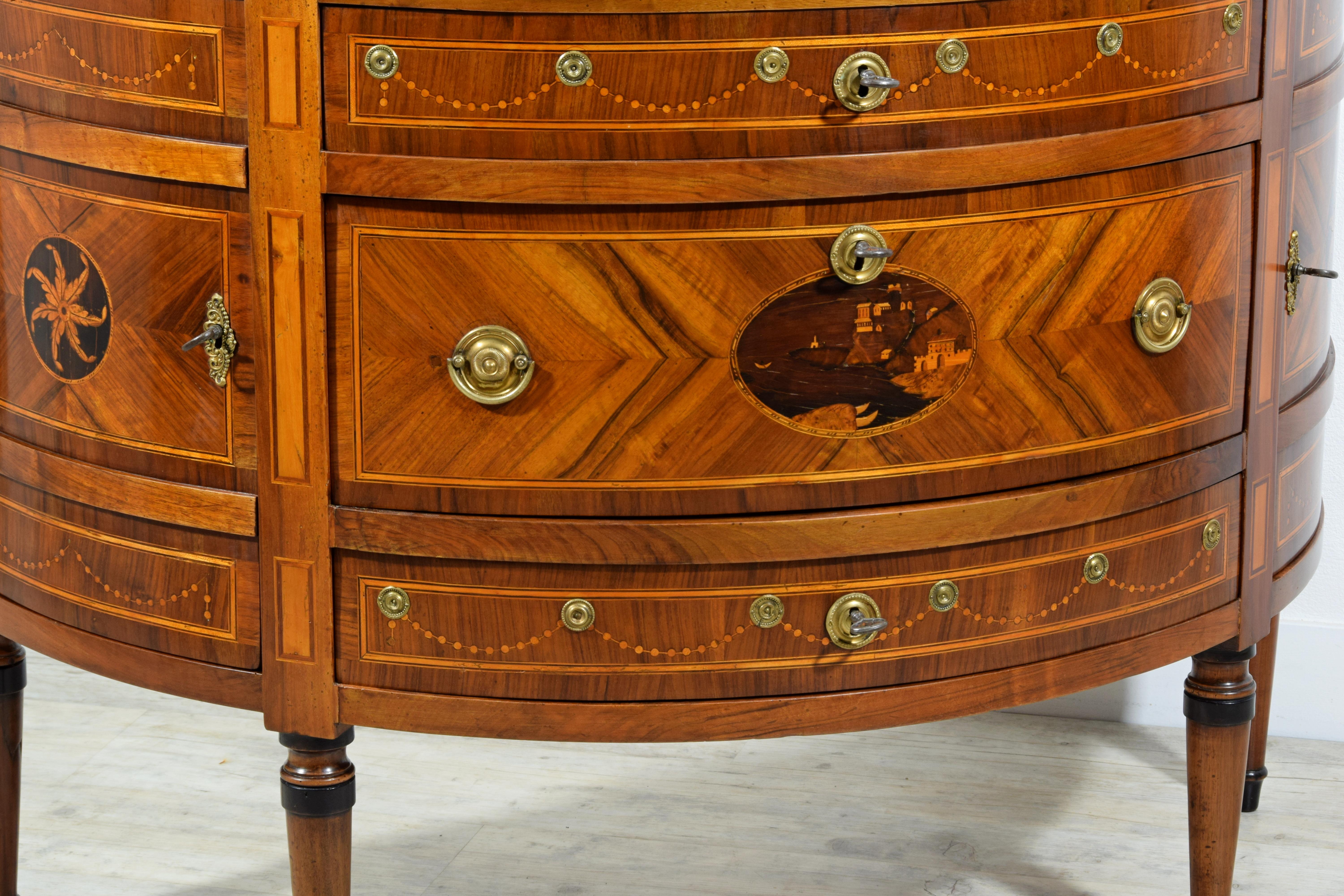 Commode Demi Lune italienne incrustée néoclassique du 18ème siècle en vente 7