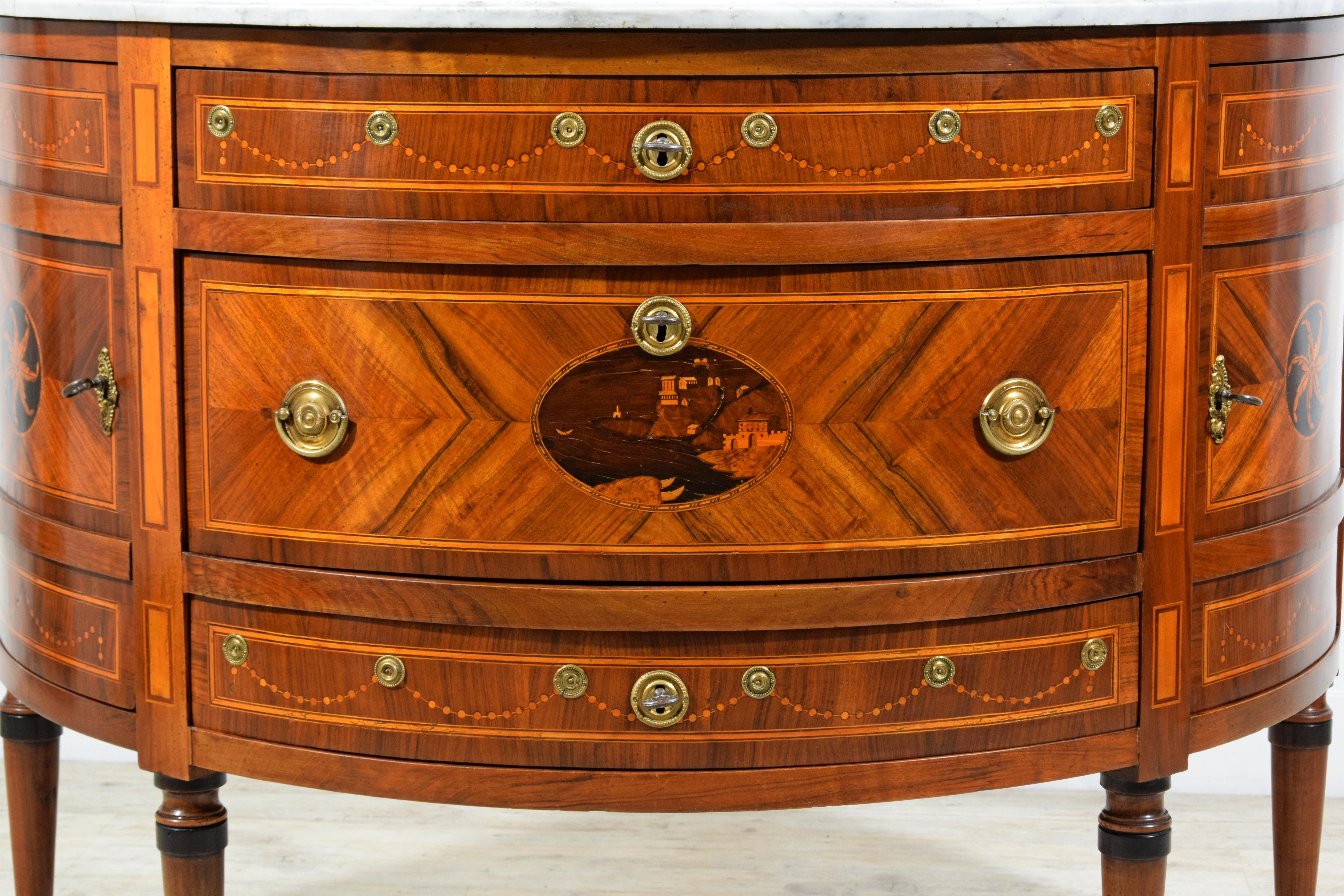 Commode Demi Lune italienne incrustée néoclassique du 18ème siècle en vente 8
