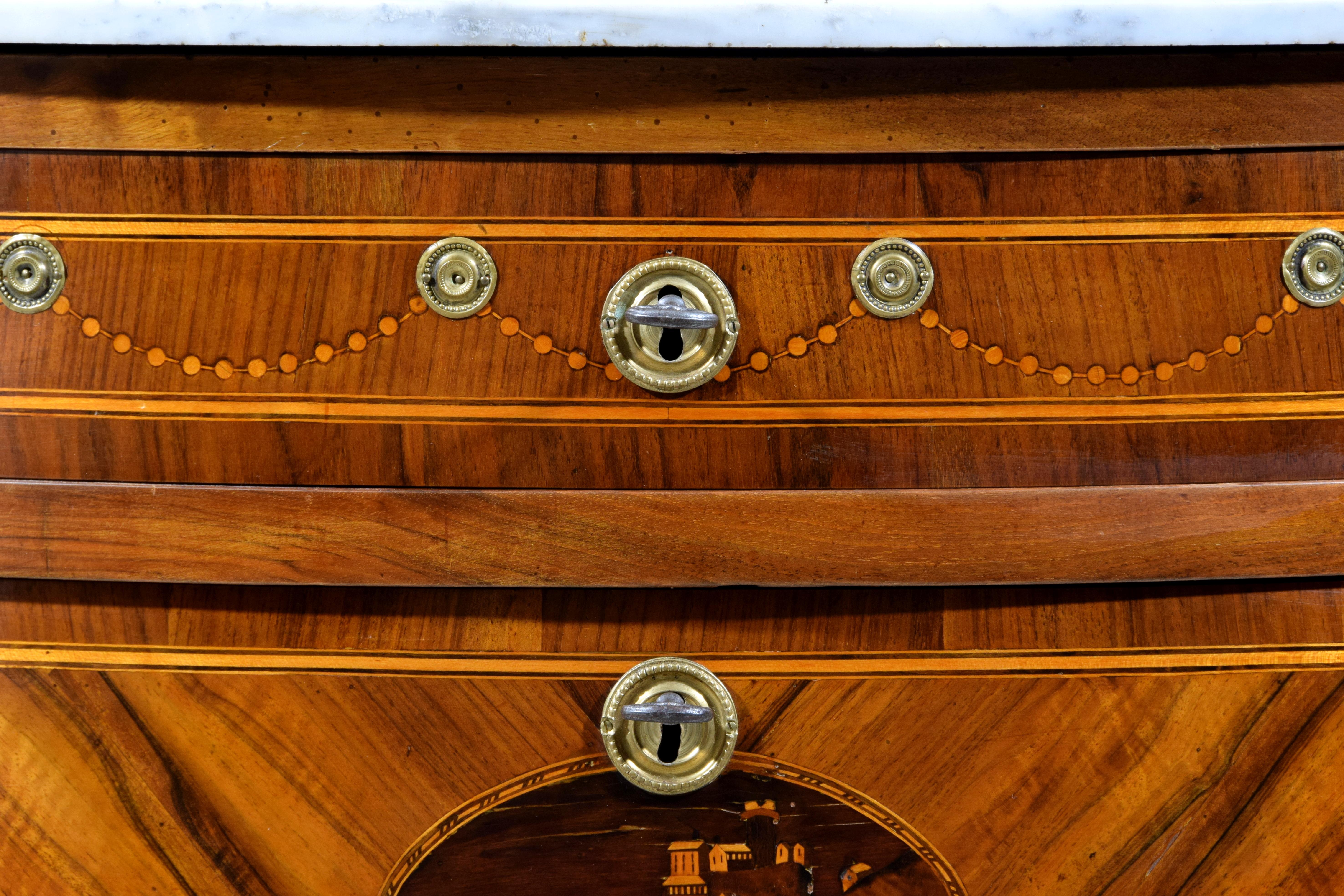 Commode Demi Lune italienne incrustée néoclassique du 18ème siècle en vente 10