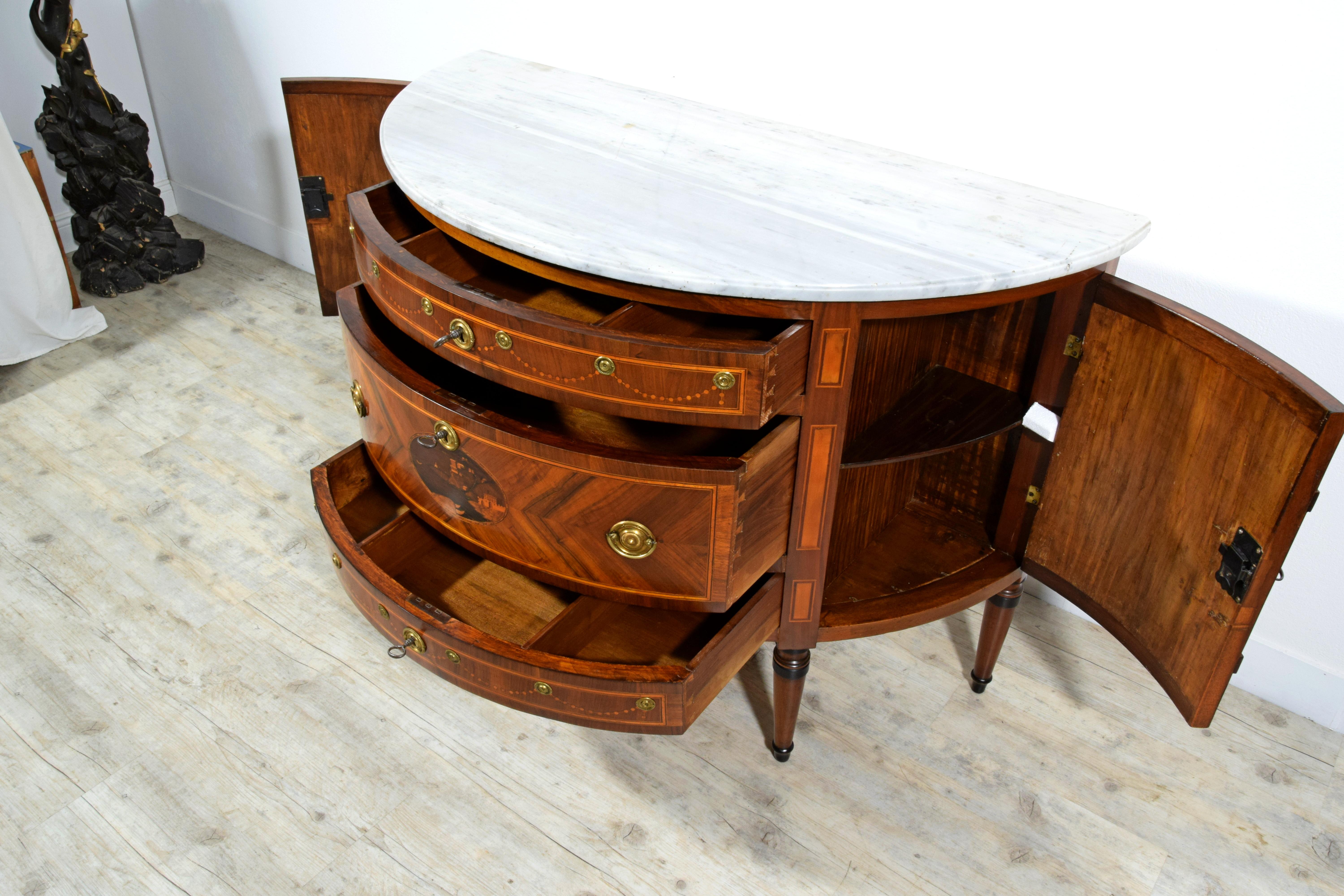 Commode Demi Lune italienne incrustée néoclassique du 18ème siècle en vente 13