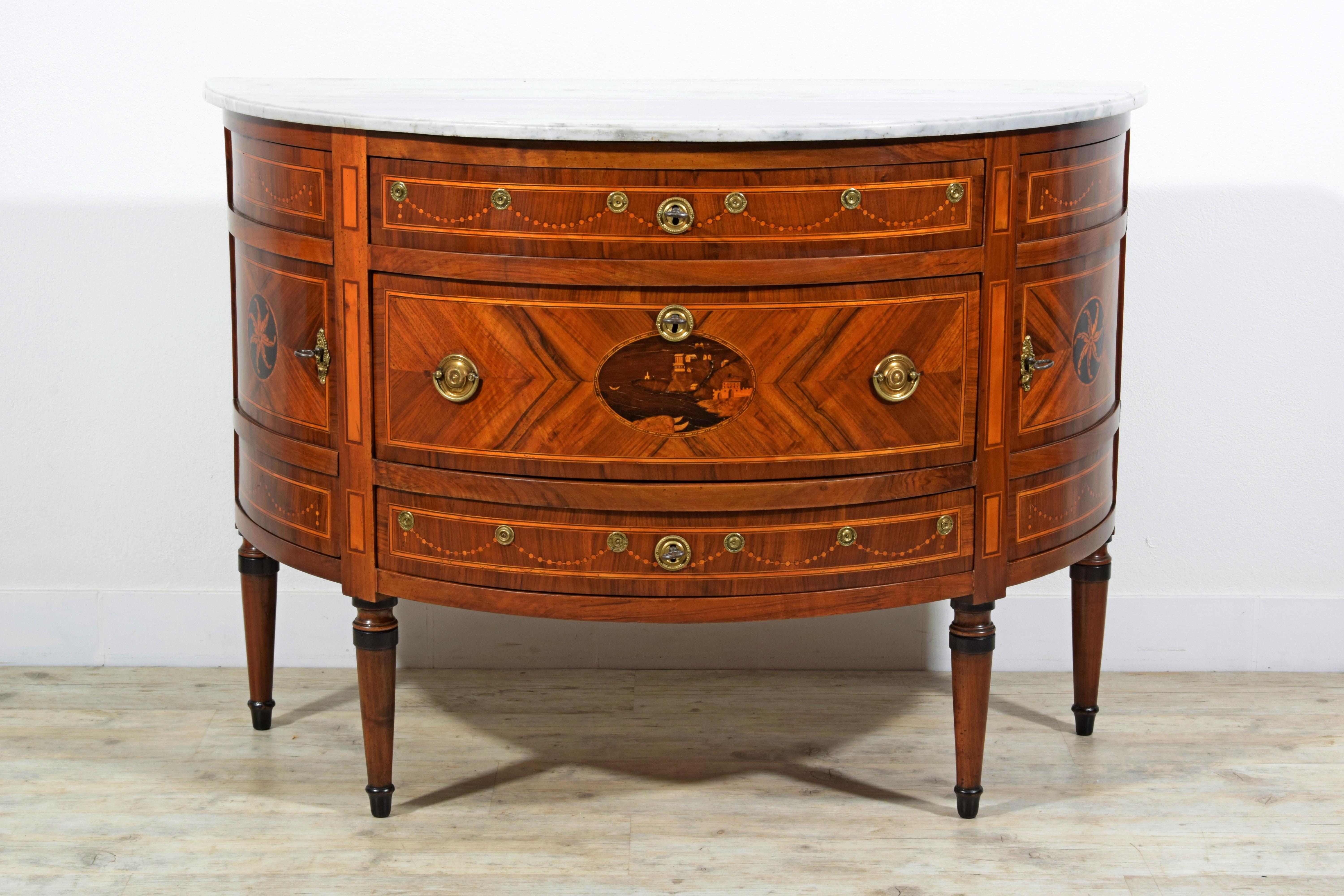 Commode néoclassique en demi-lune, Italie, fin du XVIIIe siècle

Cette élégante commode en bois marqueté, représentative du style néoclassique, a été fabriquée dans le Piémont, en Italie, vers la fin du XVIIIe siècle. D'un point de vue stylistique,