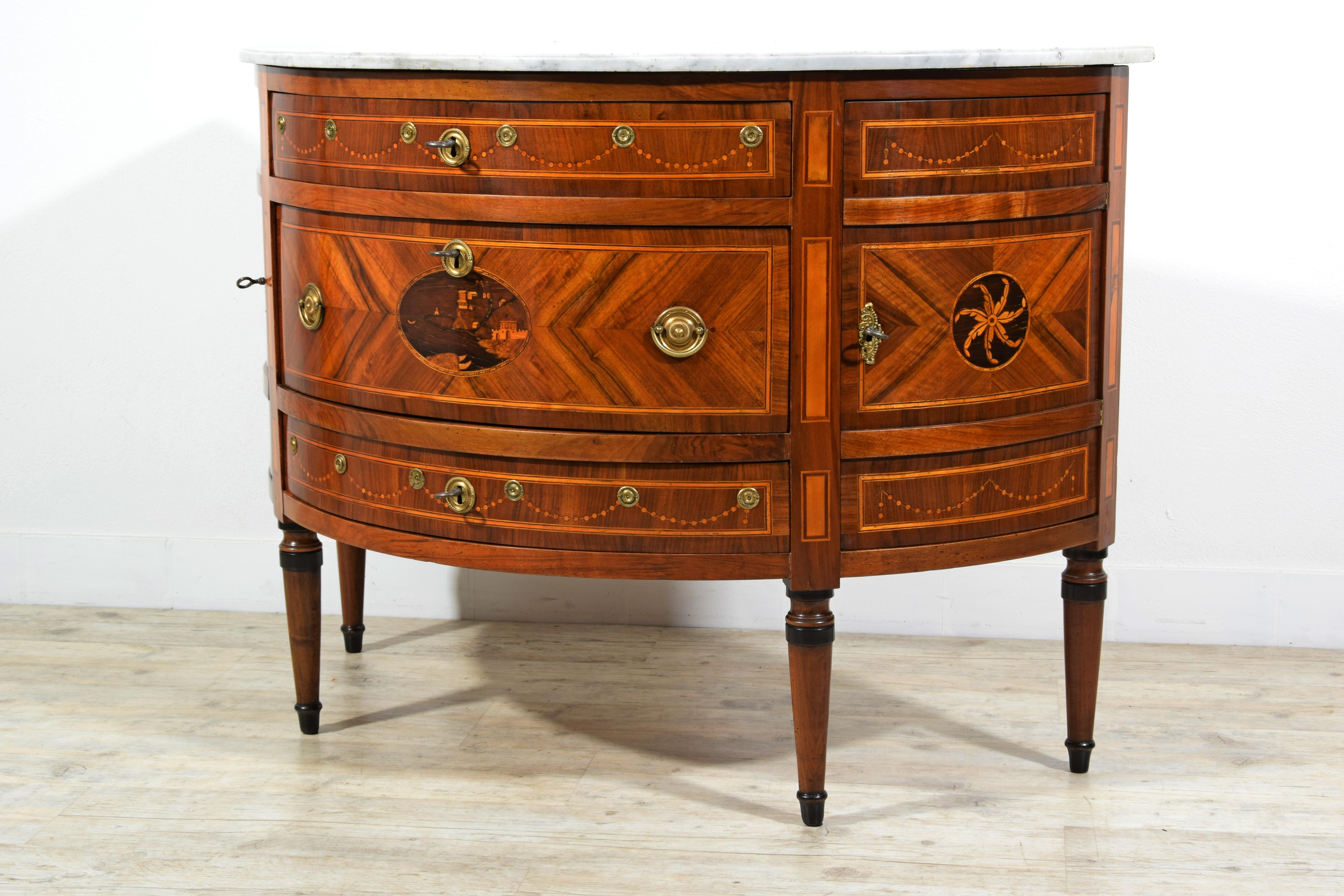 Incrusté Commode Demi Lune italienne incrustée néoclassique du 18ème siècle en vente