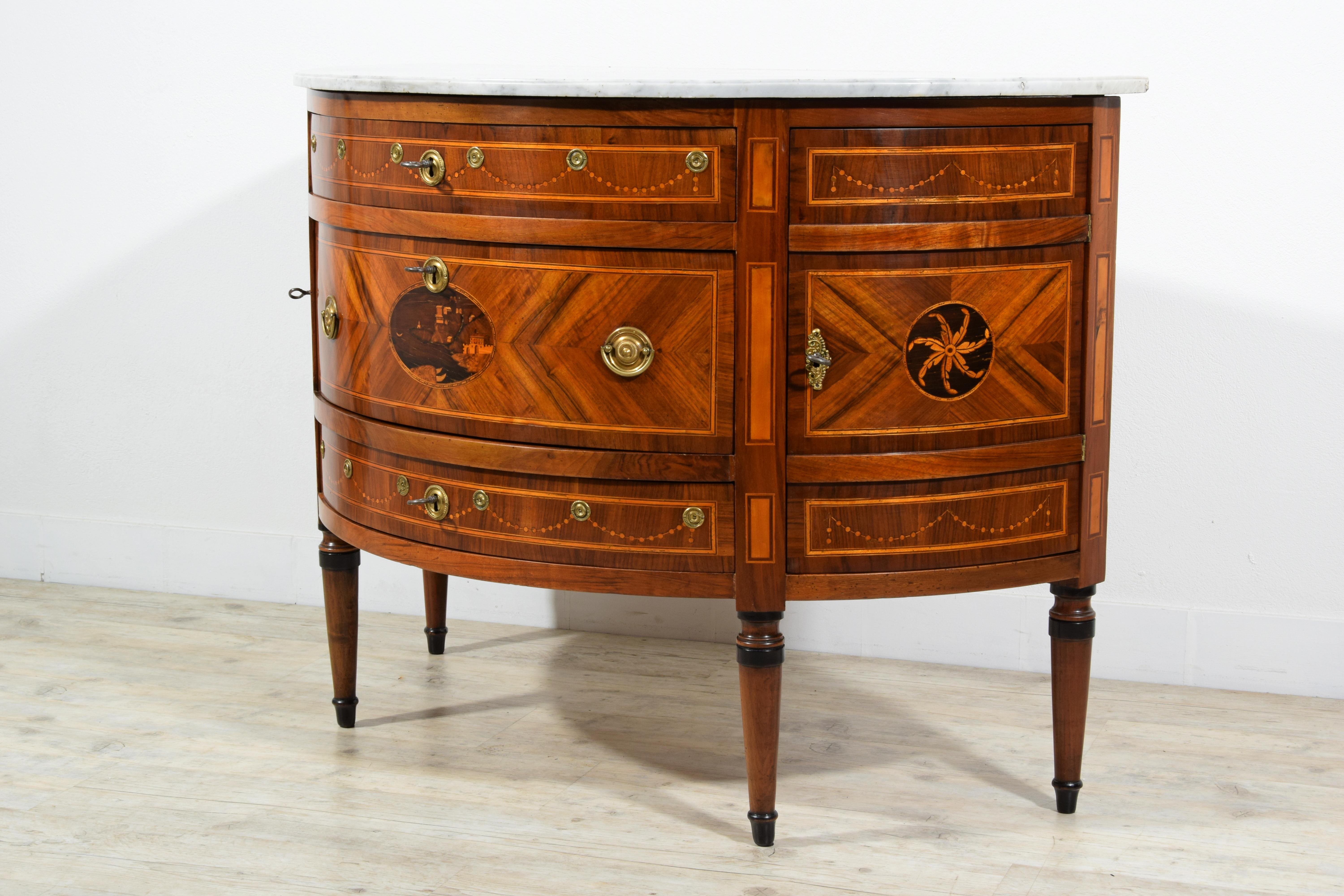 XVIIIe siècle Commode Demi Lune italienne incrustée néoclassique du 18ème siècle en vente