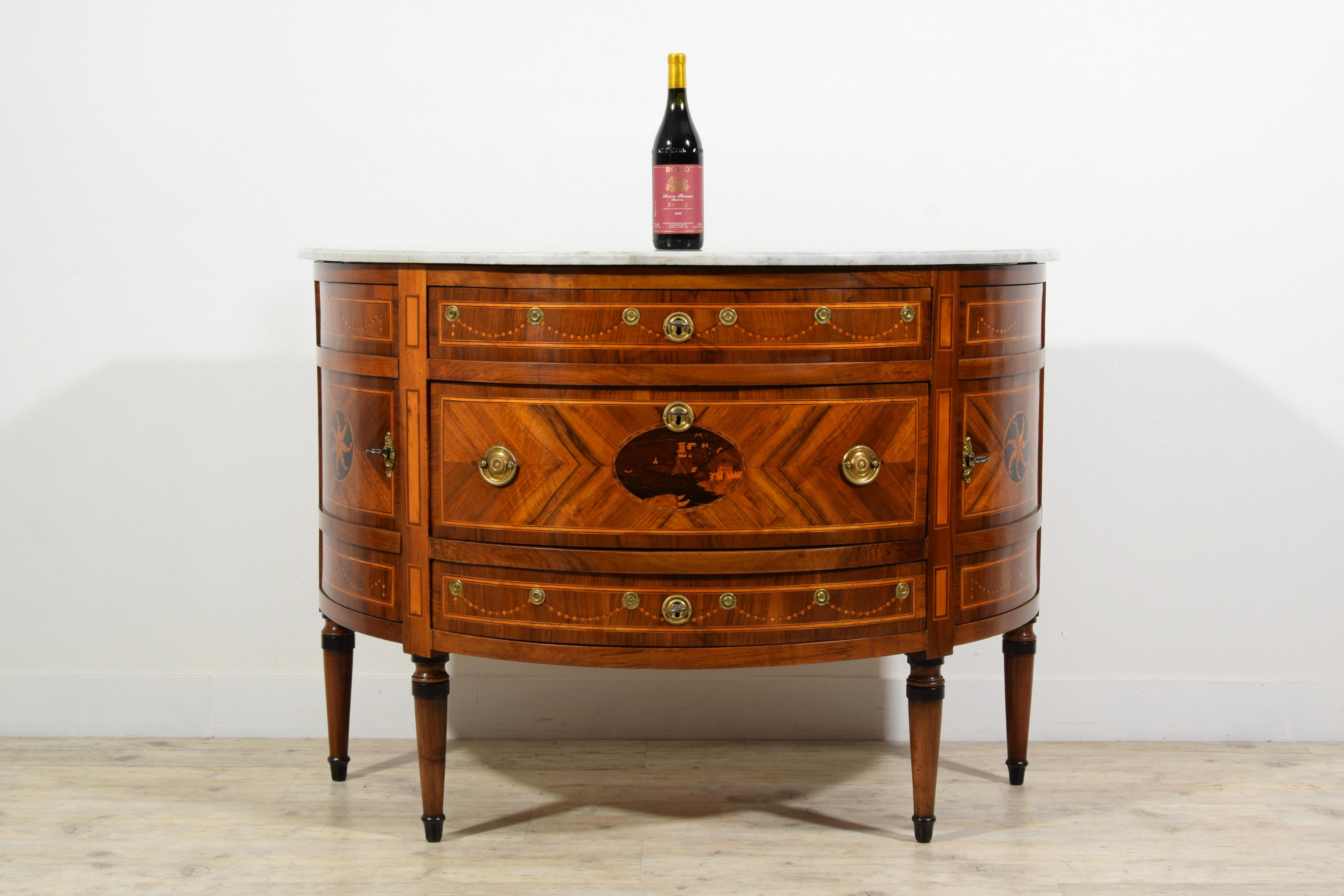 Marbre Commode Demi Lune italienne incrustée néoclassique du 18ème siècle en vente
