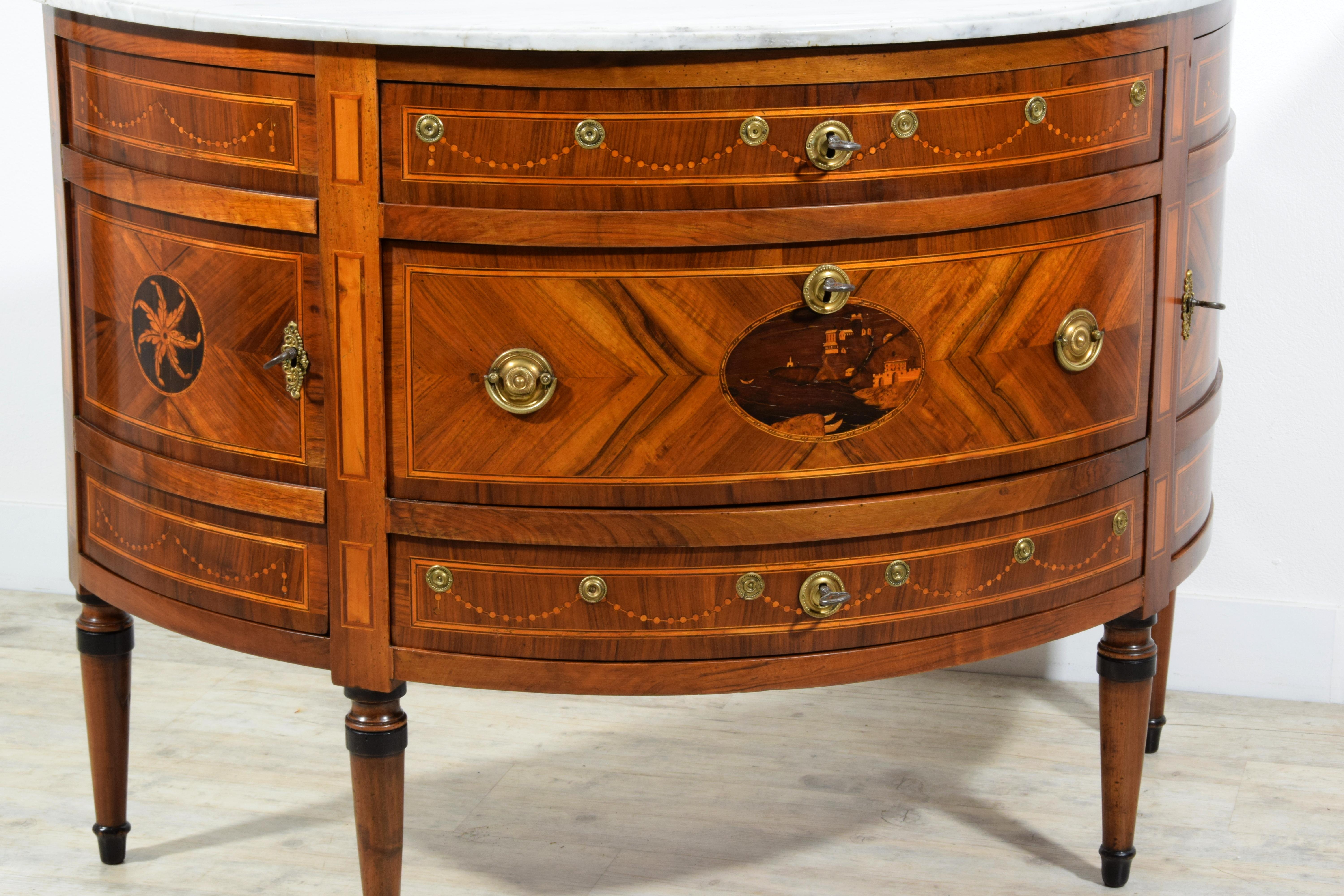 Commode Demi Lune italienne incrustée néoclassique du 18ème siècle en vente 1