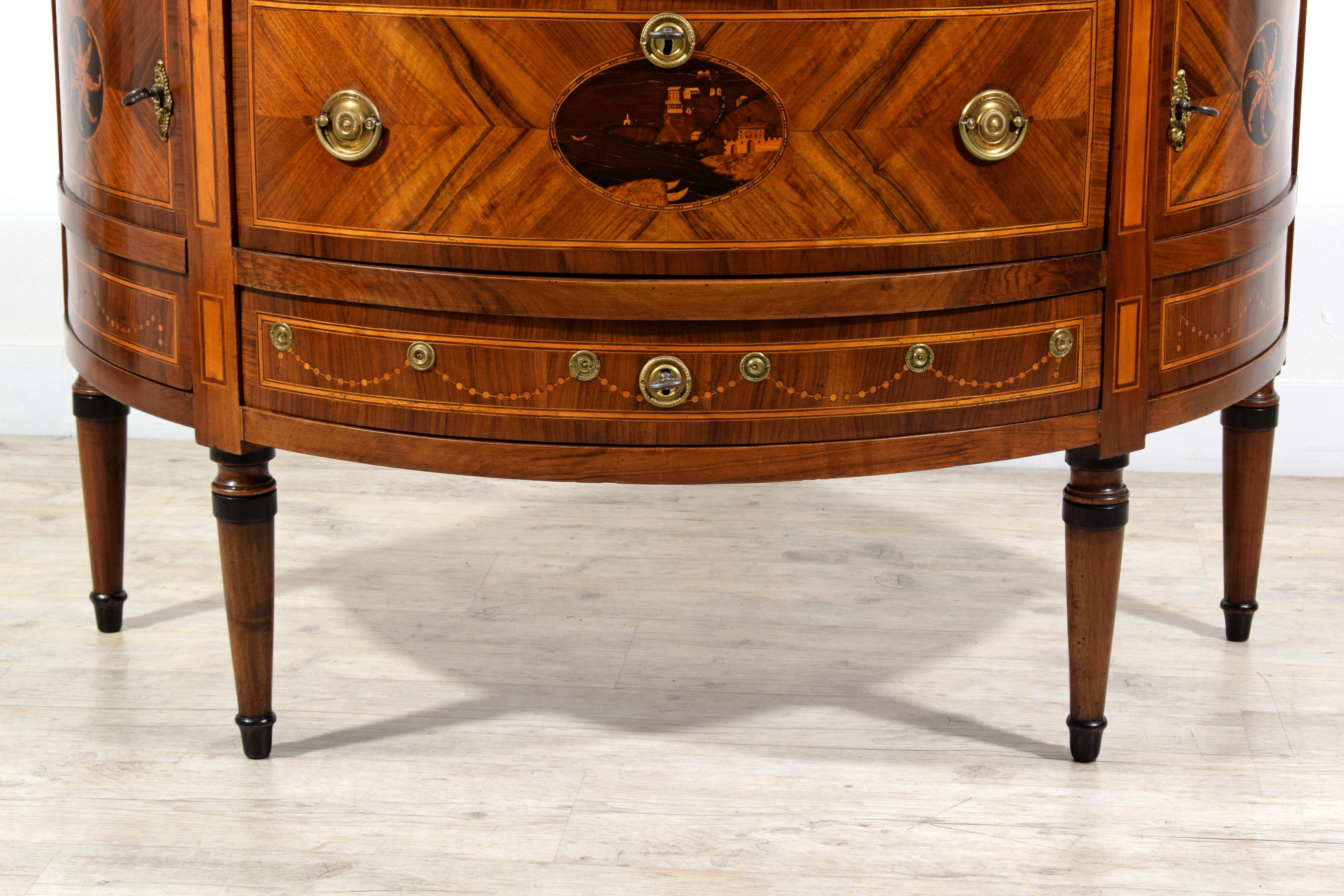 Commode Demi Lune italienne incrustée néoclassique du 18ème siècle en vente 3