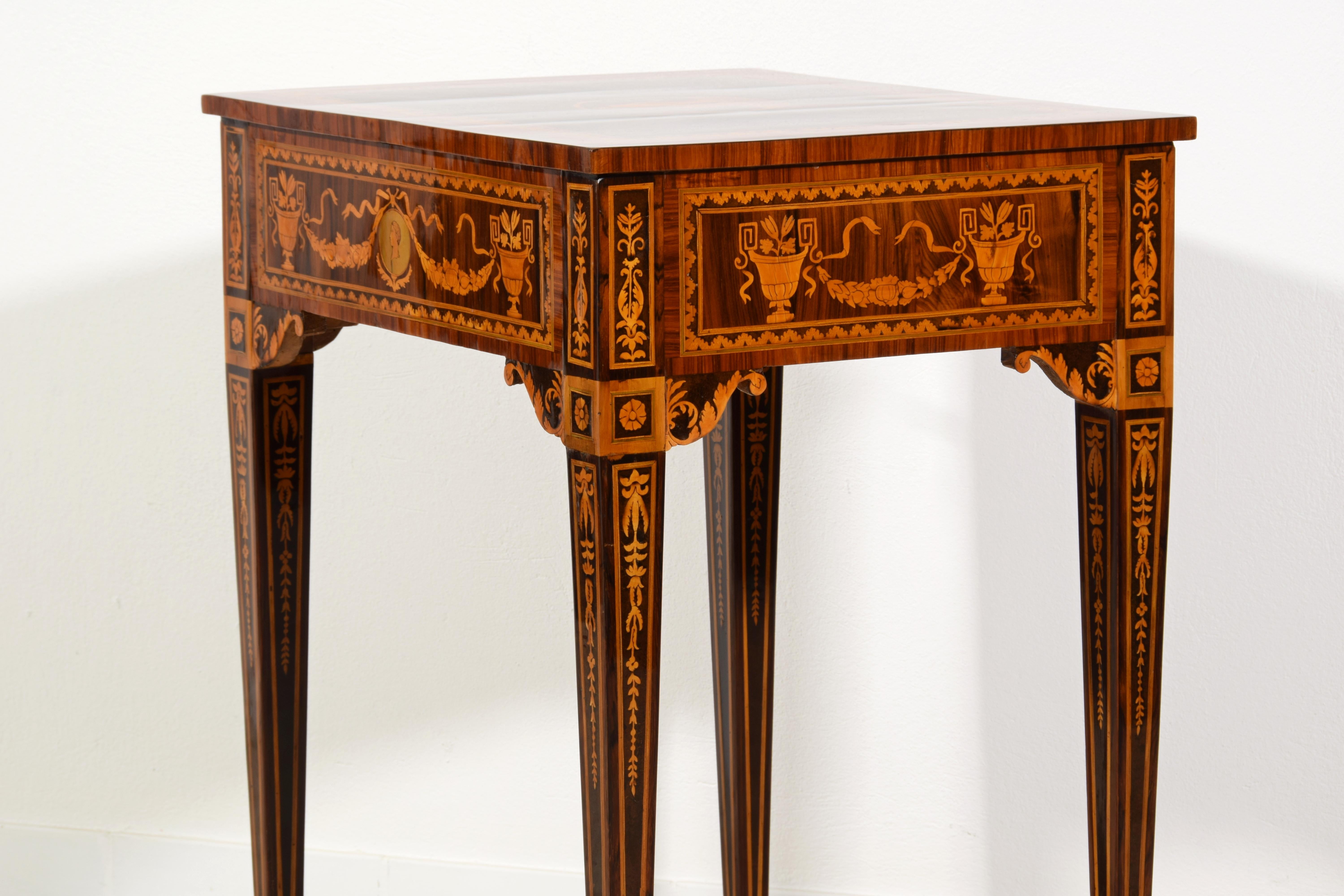 18. Jahrhundert, Italienischer Neoklassizistischer Intarsien Holztisch  im Angebot 13