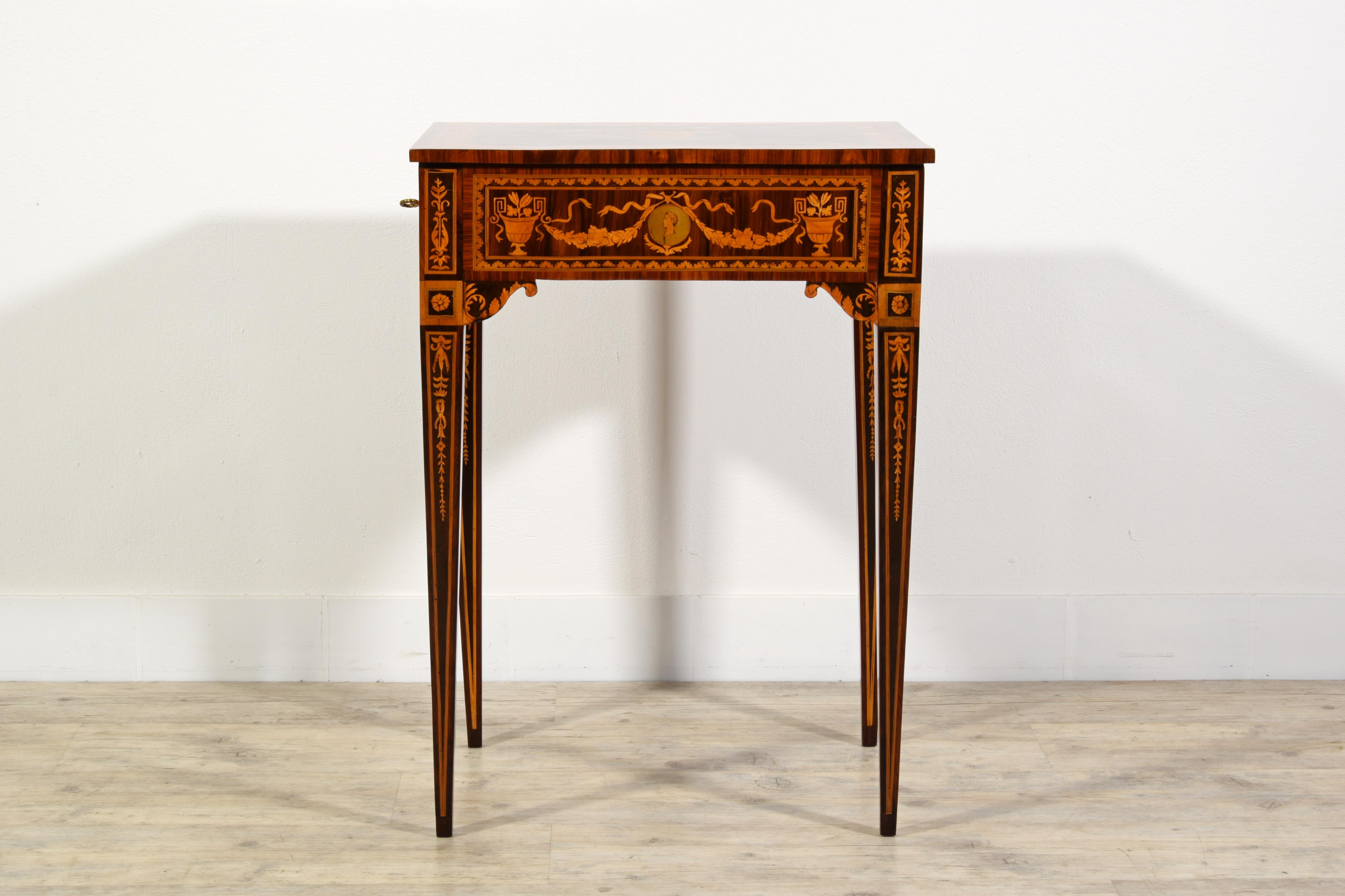 18. Jahrhundert, Italienischer Neoklassizistischer Intarsien Holztisch  (Neoklassisch) im Angebot