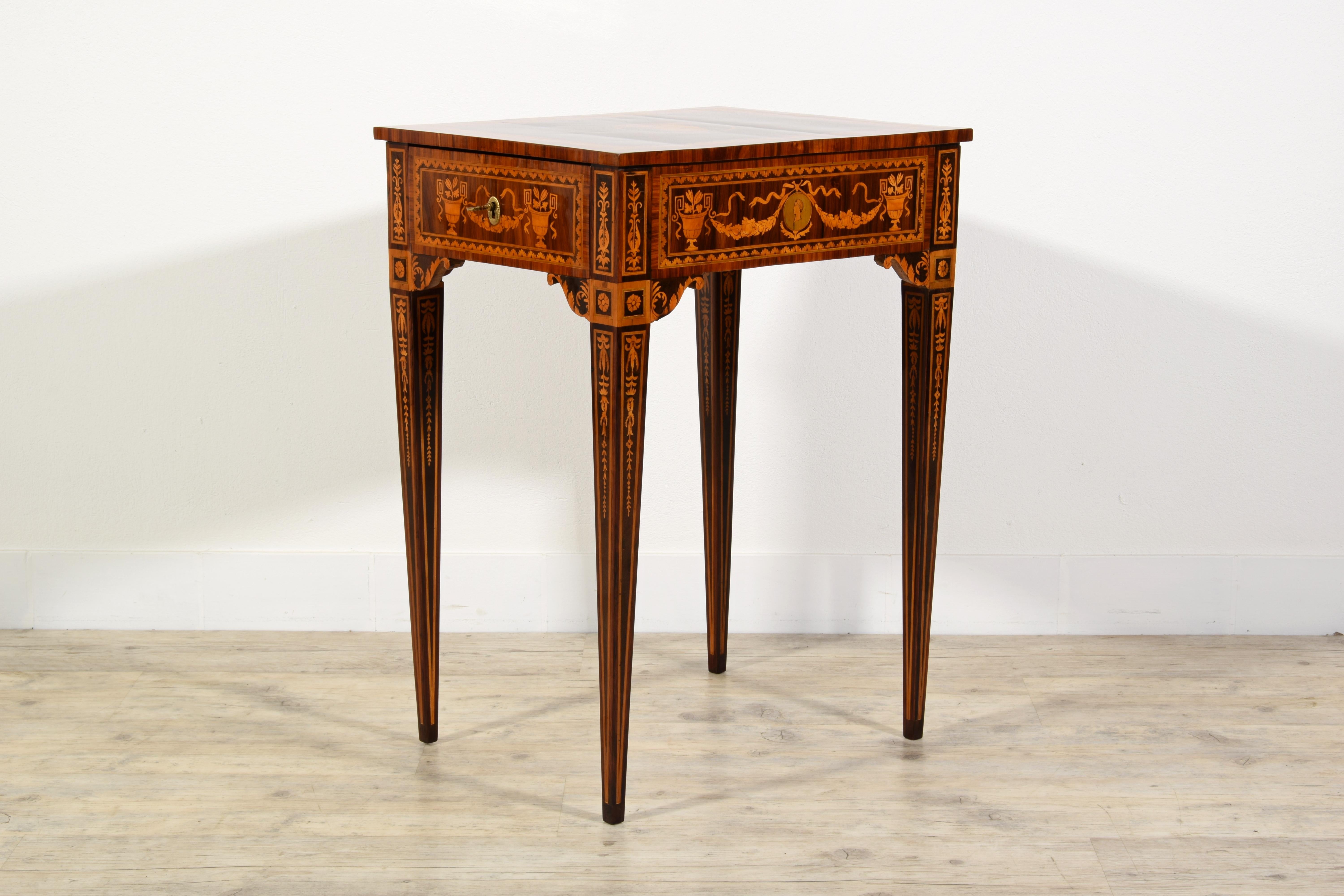 18. Jahrhundert, Italienischer Neoklassizistischer Intarsien Holztisch  im Angebot 1
