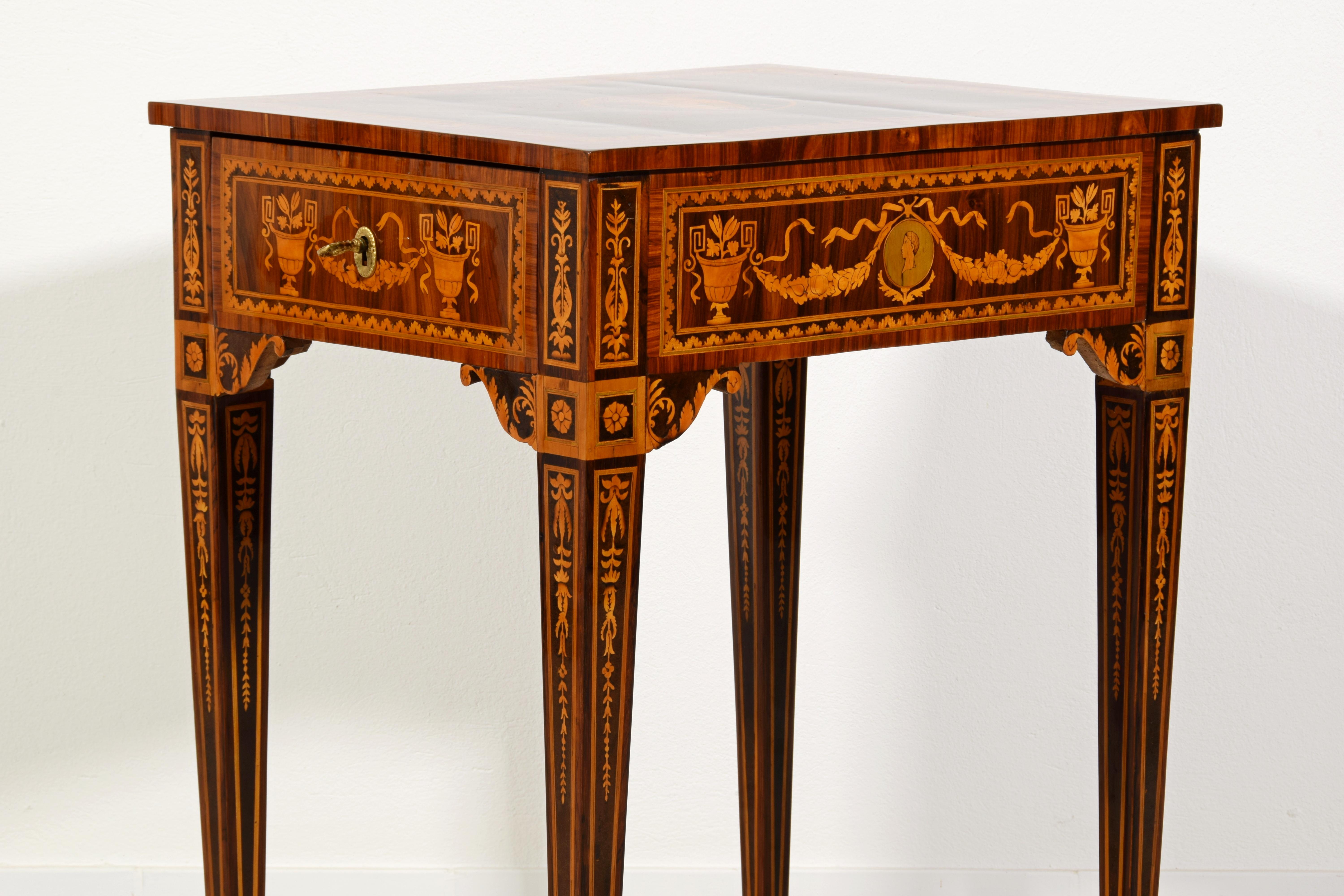 18. Jahrhundert, Italienischer Neoklassizistischer Intarsien Holztisch  im Angebot 6