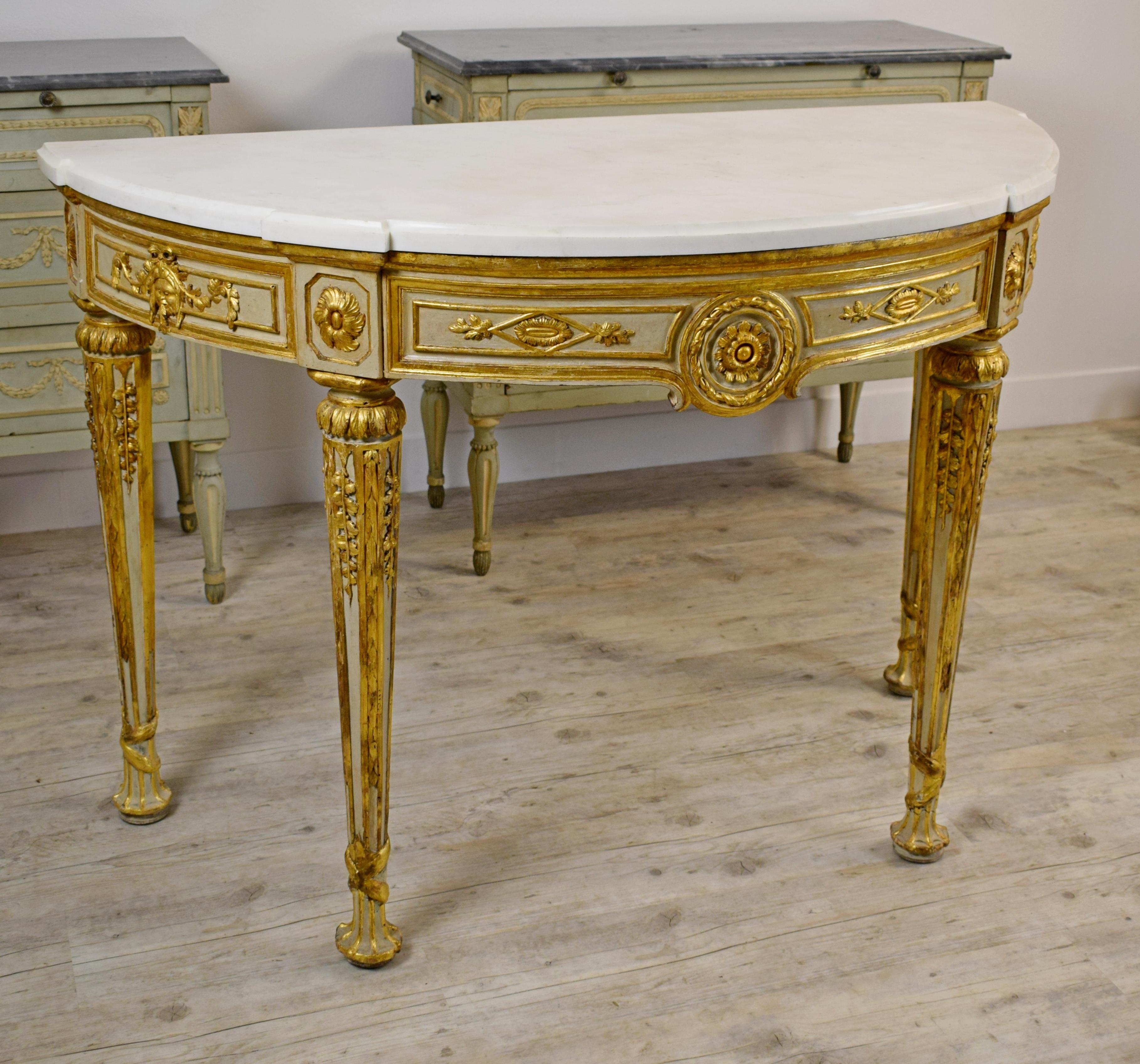 Italian neoclassical half-moon lacquered and giltwood console table with white marble top
Italy, Naples, 18th century

This elegant console table, in finely carved, lacquered and gilded wood, fully represents the taste that prevailed in Italy at
