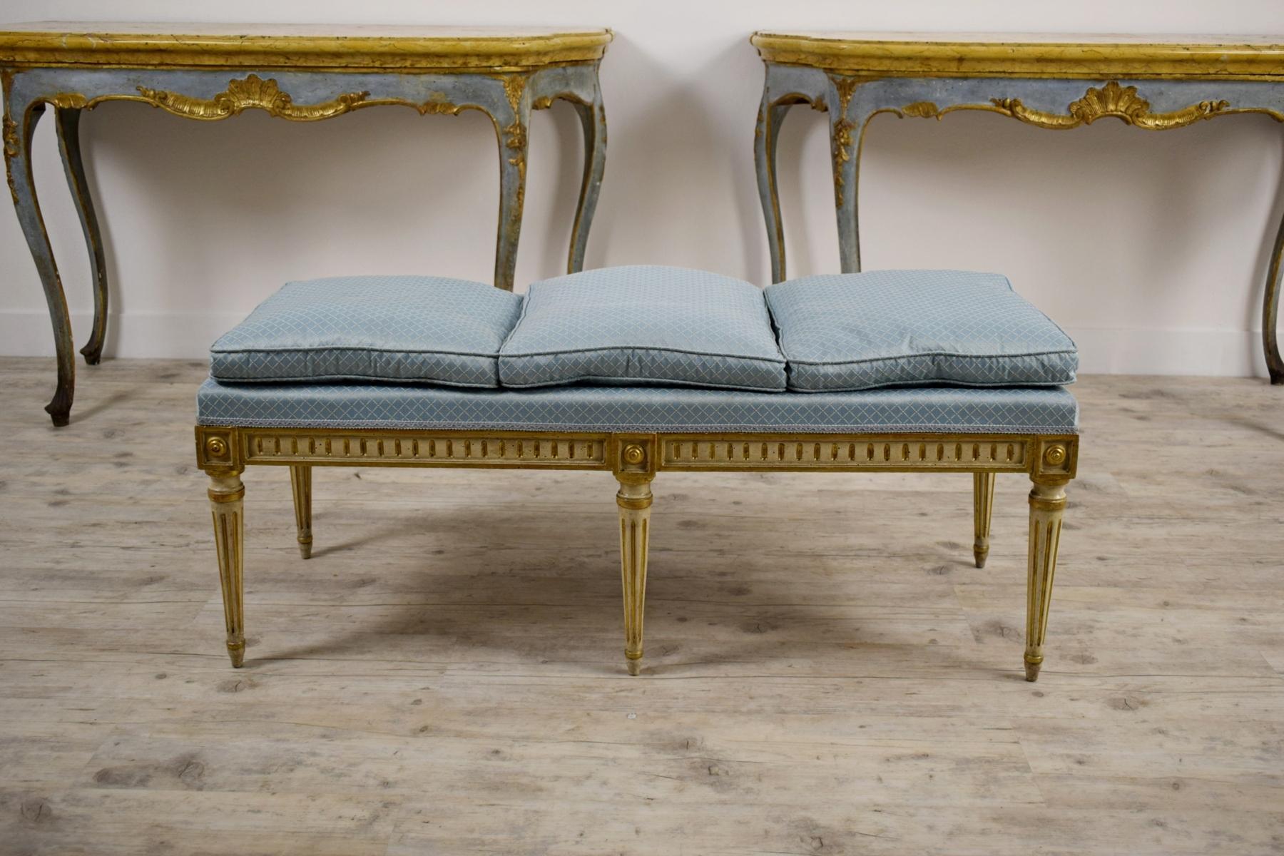 18th century, Italian neoclassical lacquered and giltwood center bench
Measures: Seat height without cushions cm 43, cushion height cm 50, width cm 120, depth cm 45

This elegant bench was made in Piedmont, in the north of Italy, in the second