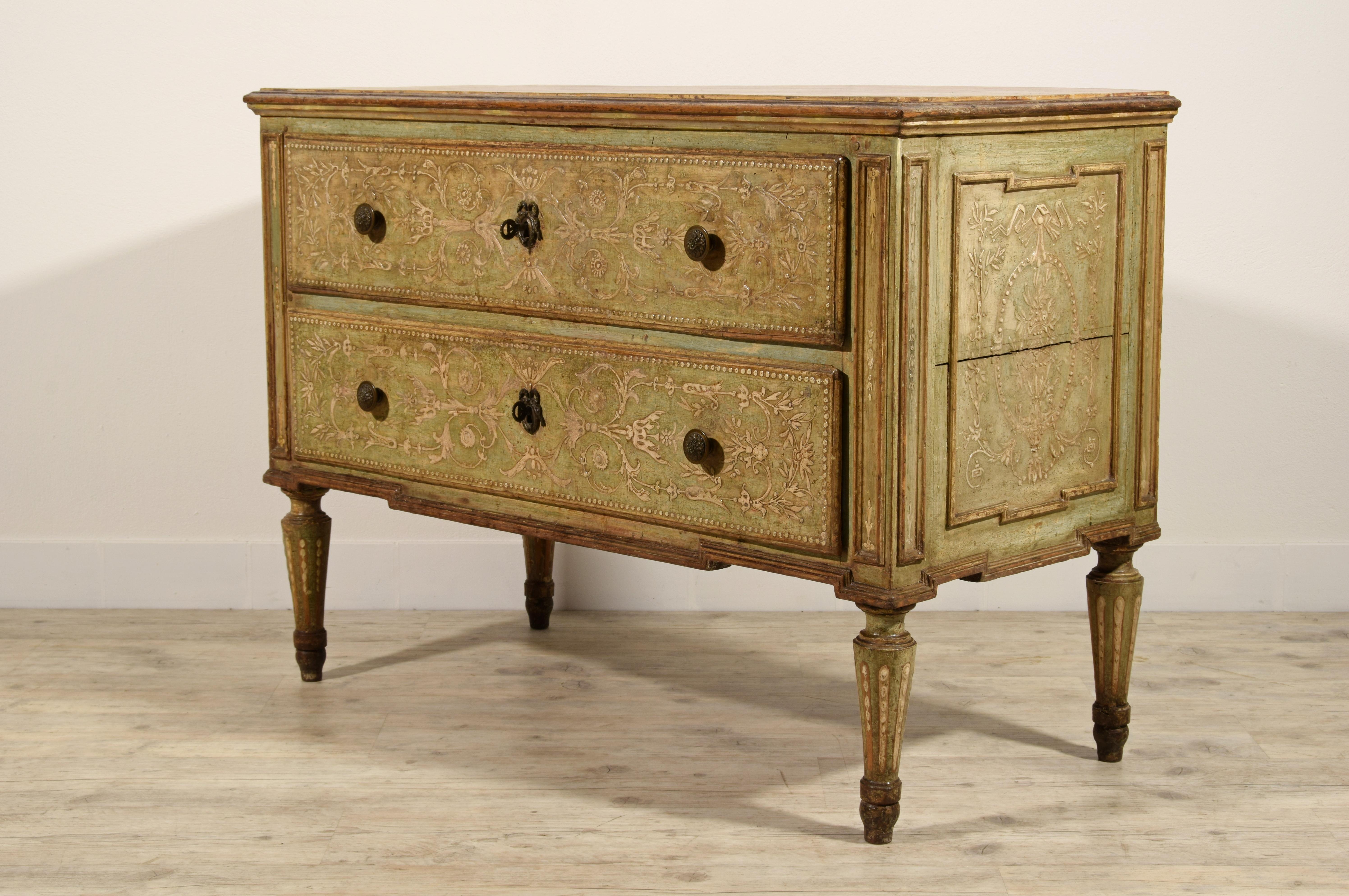 18th Century, Italian Neoclassical Lacquered Wood Chest of Drawer 2