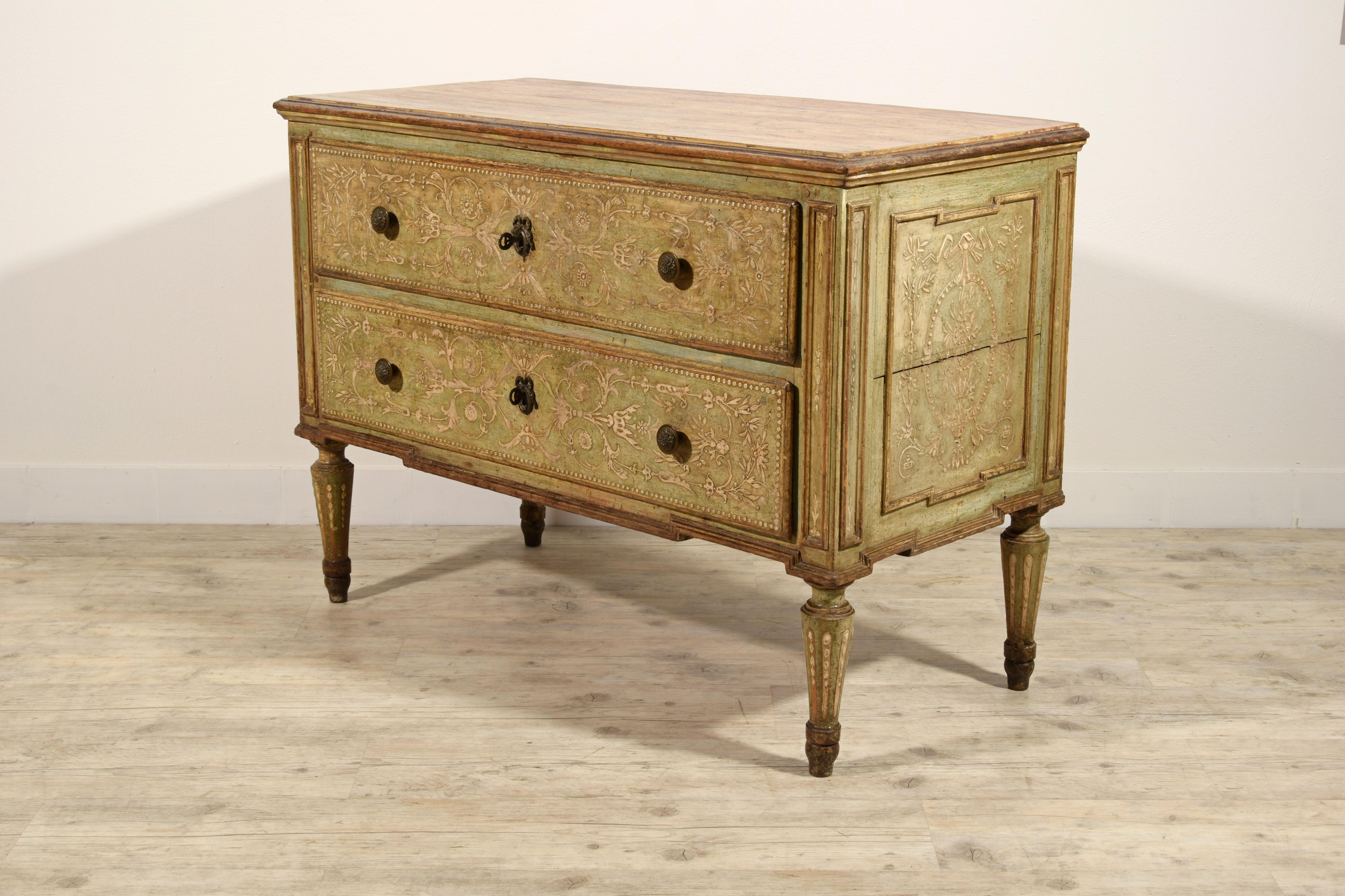 18th Century, Italian Neoclassical Lacquered Wood Chest of Drawer 5