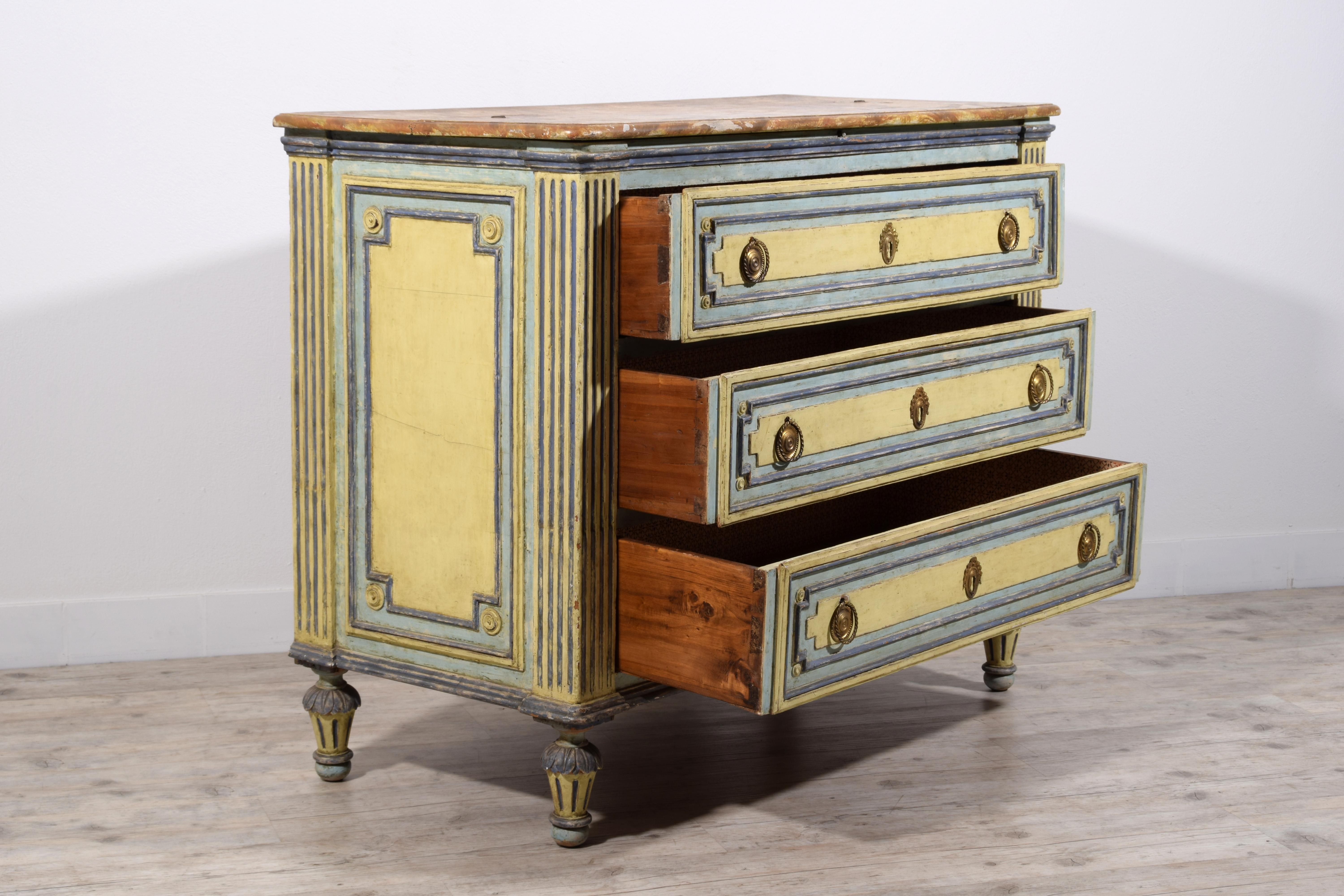 18th century, Italian Neoclassical Lacquered Wood Chest of Drawers  For Sale 6