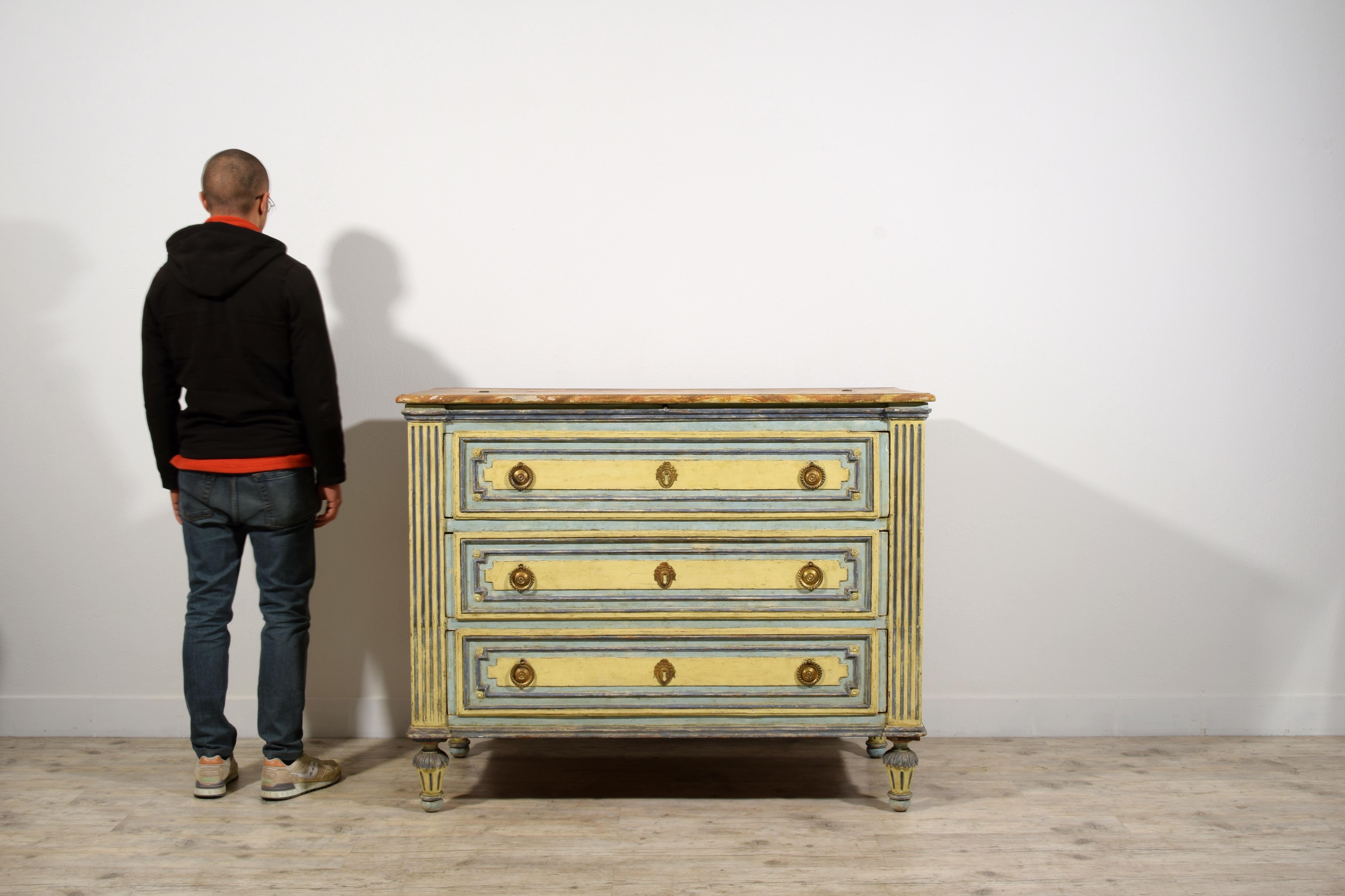 18th century, Italian Neoclassical Lacquered Wood Chest of Drawers  For Sale 8