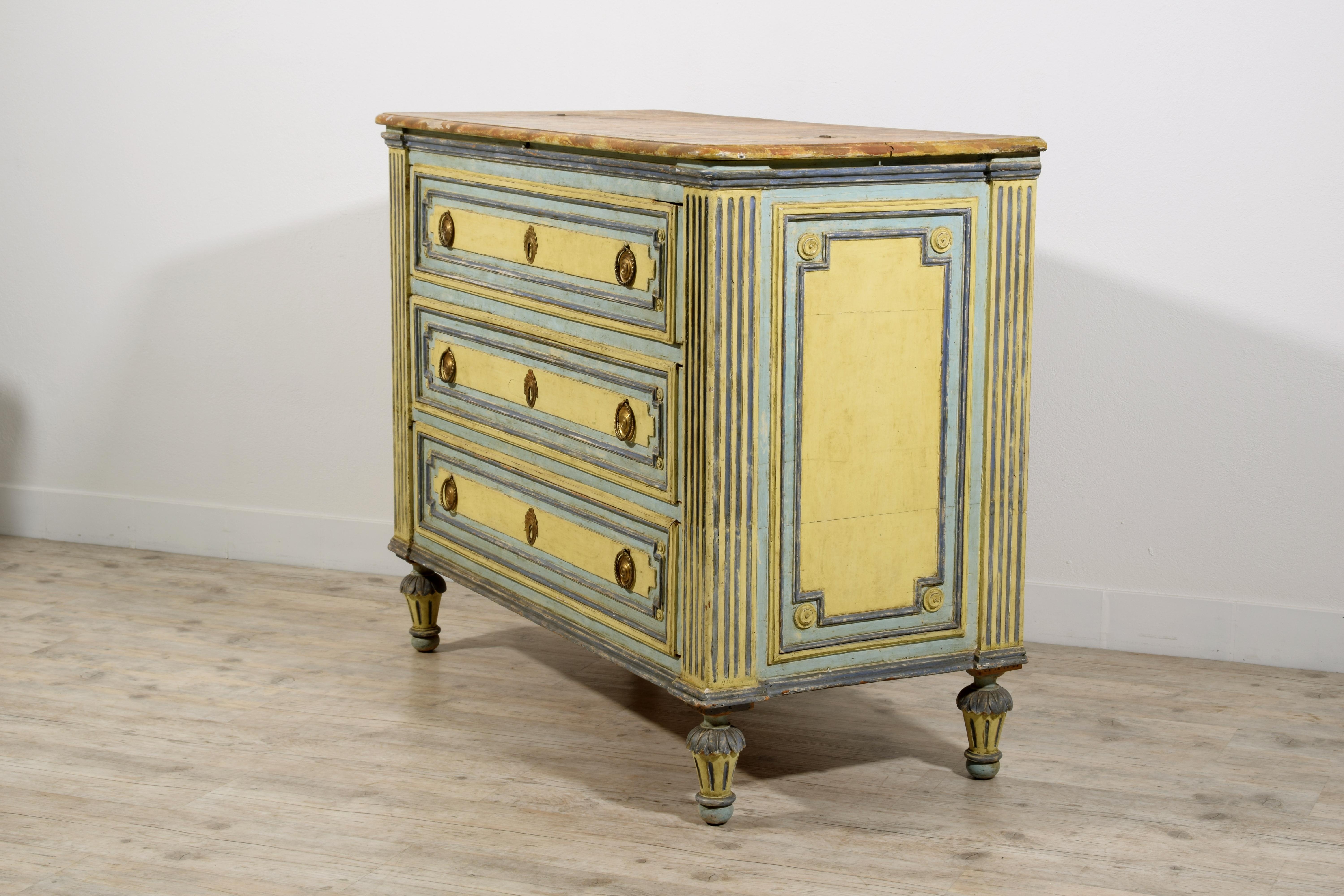 18th century, Italian Neoclassical Lacquered Wood Chest of Drawers  For Sale 10