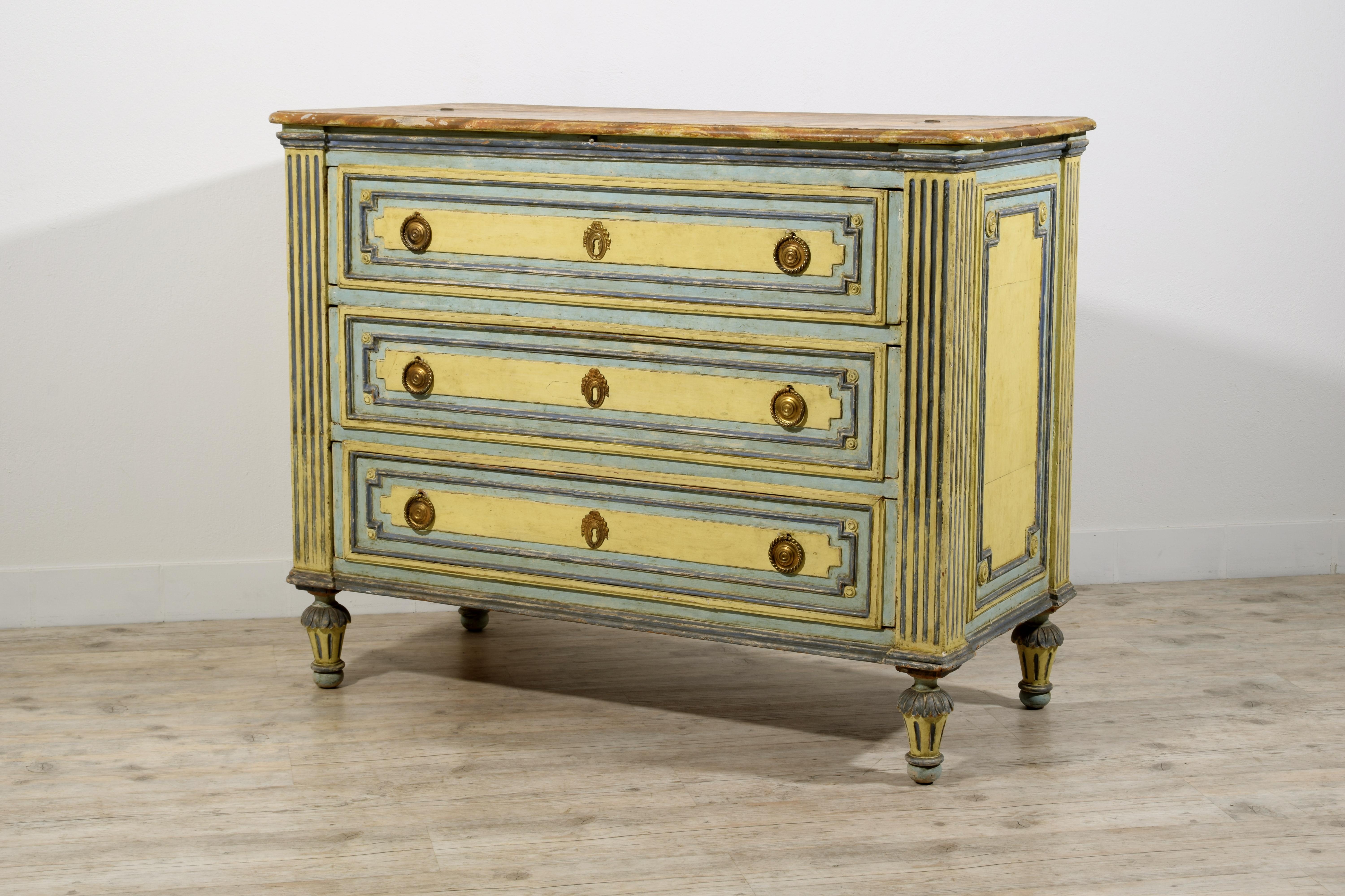 18th century, Italian Neoclassical Lacquered Wood Chest of Drawers 
This neoclassical chest of drawers was made in Piedmont in the second half of the 18th century, in carved and lacquered wood.
The rectangular top with rounded corners is lacquered