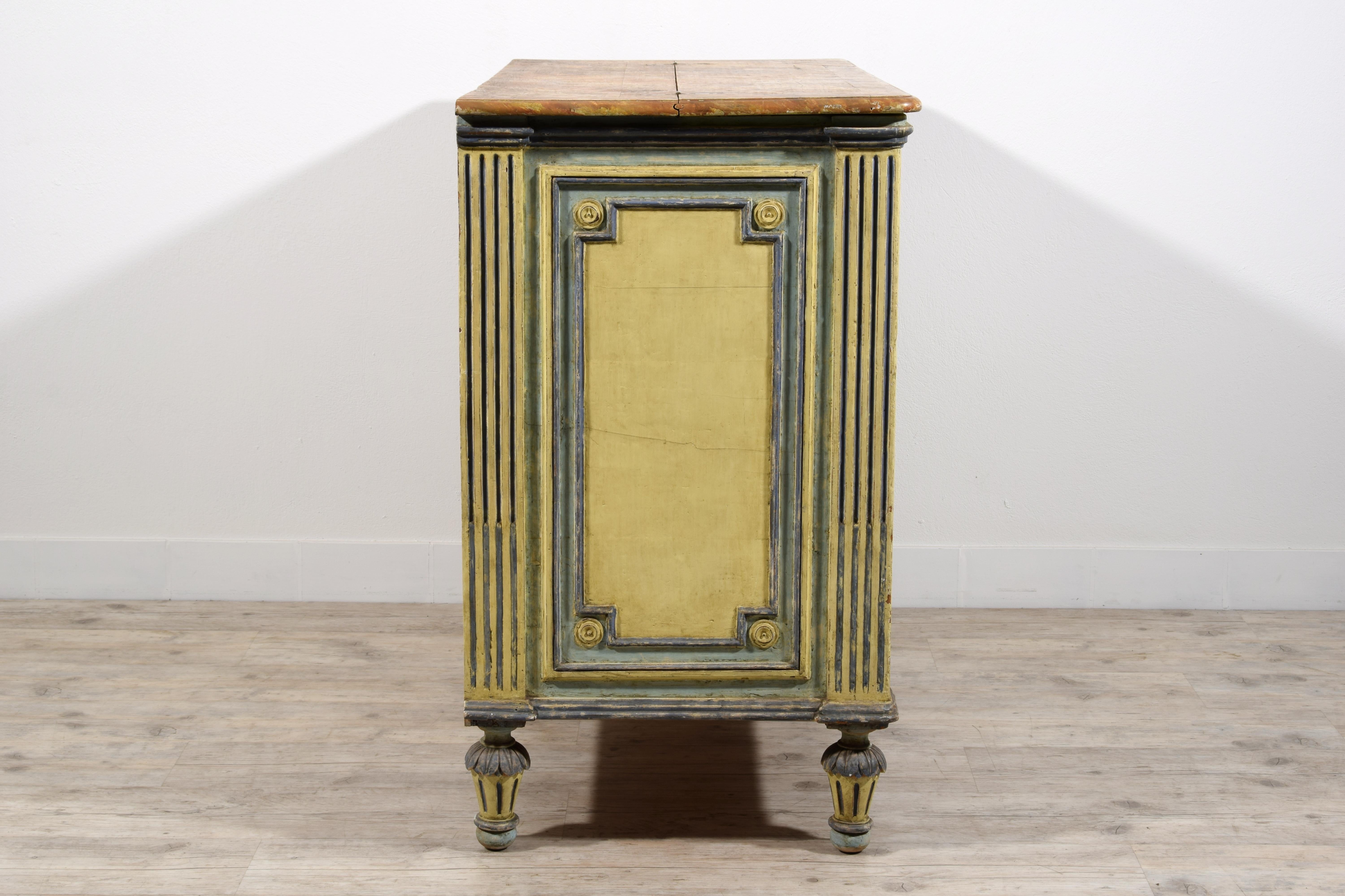 18th century, Italian Neoclassical Lacquered Wood Chest of Drawers  For Sale 16