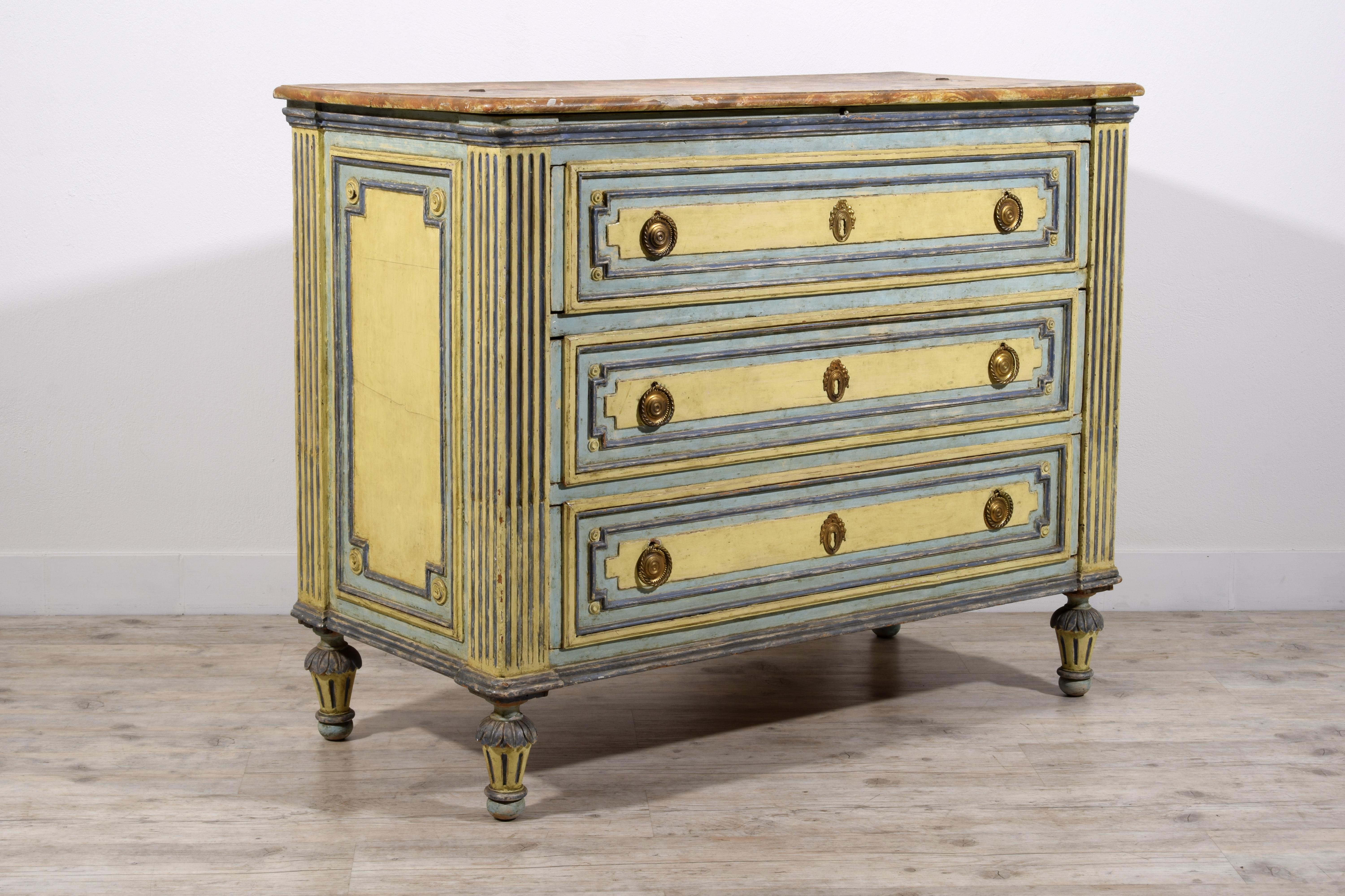 18th century, Italian Neoclassical Lacquered Wood Chest of Drawers  For Sale 1