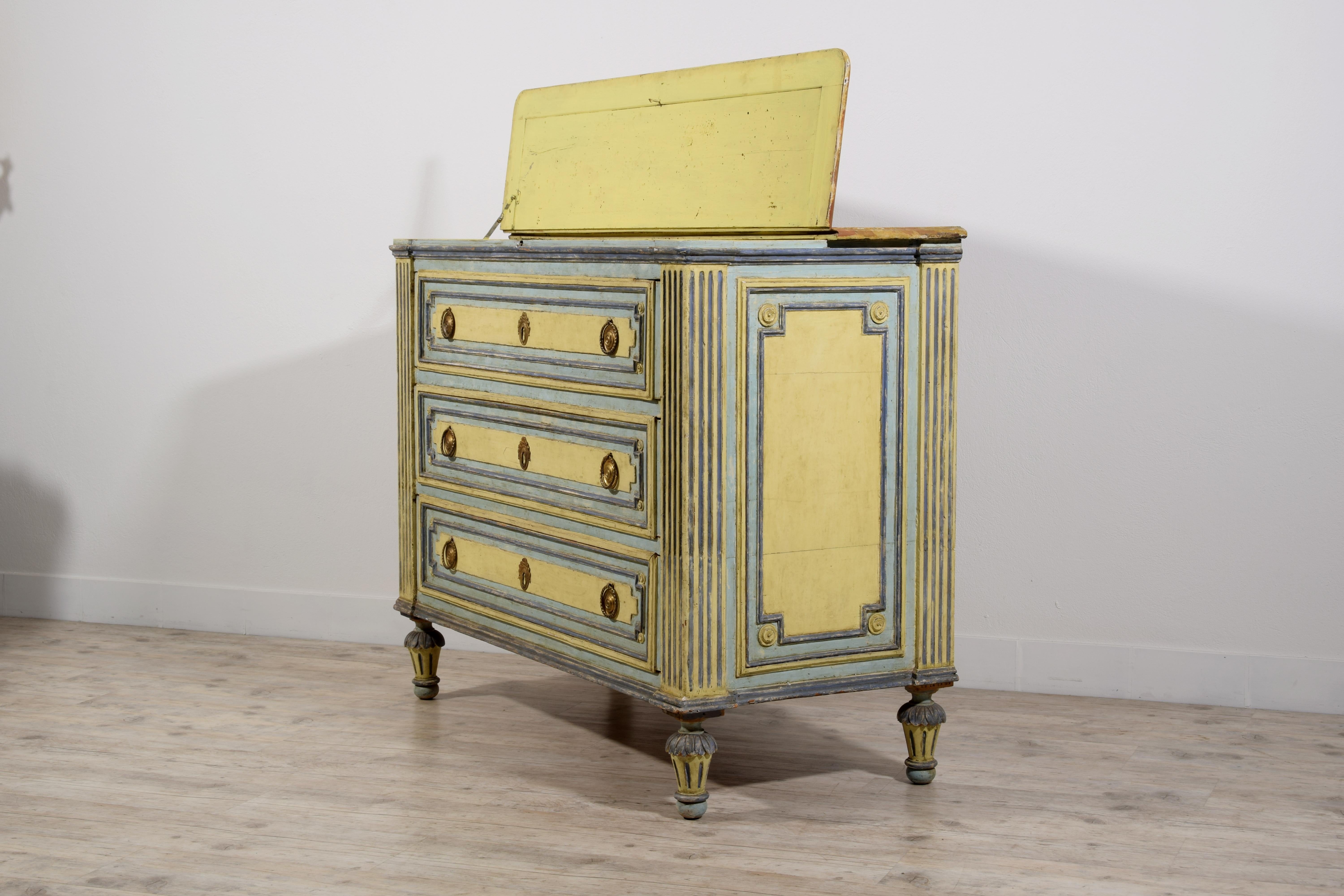 18th century, Italian Neoclassical Lacquered Wood Chest of Drawers  For Sale 2